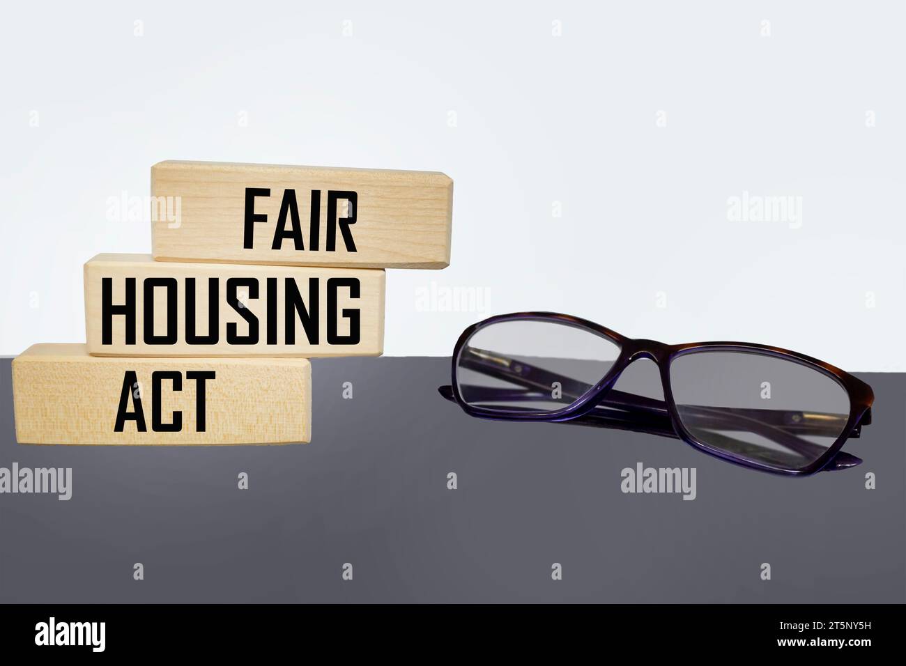 Concetto di legge e ordine. Sul blocco note c'è un'iscrizione - FAIR HOUSING ACT. Foto Stock