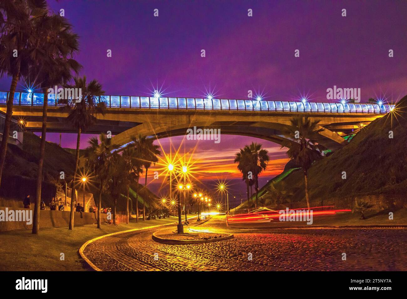 Ponte Villena, vista notturna a Miraflores, Lima, Perù Foto Stock