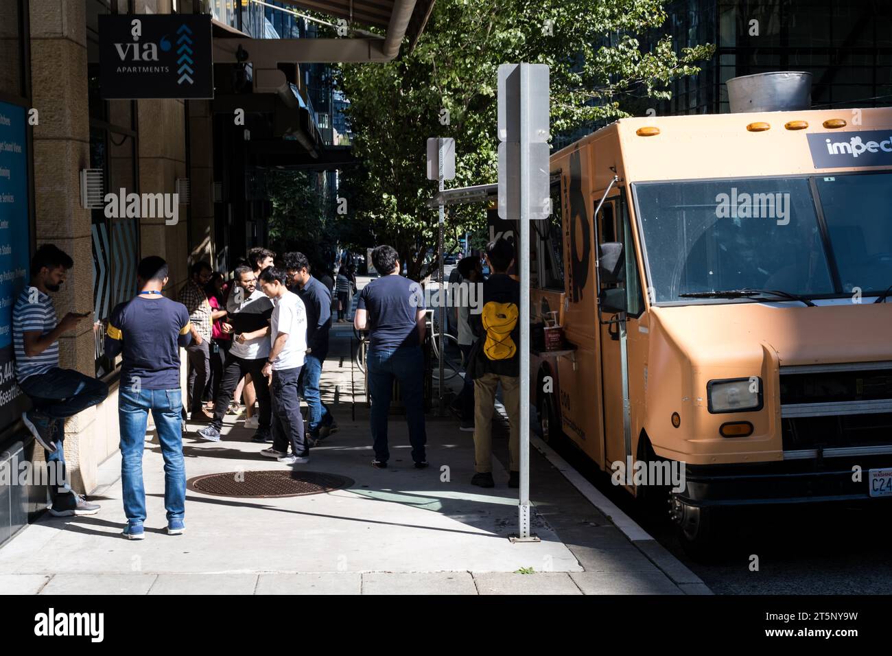 Seattle, Stati Uniti. 14 settembre 2023. Camion del cibo affollato presso la sede centrale di Amazon. Foto Stock