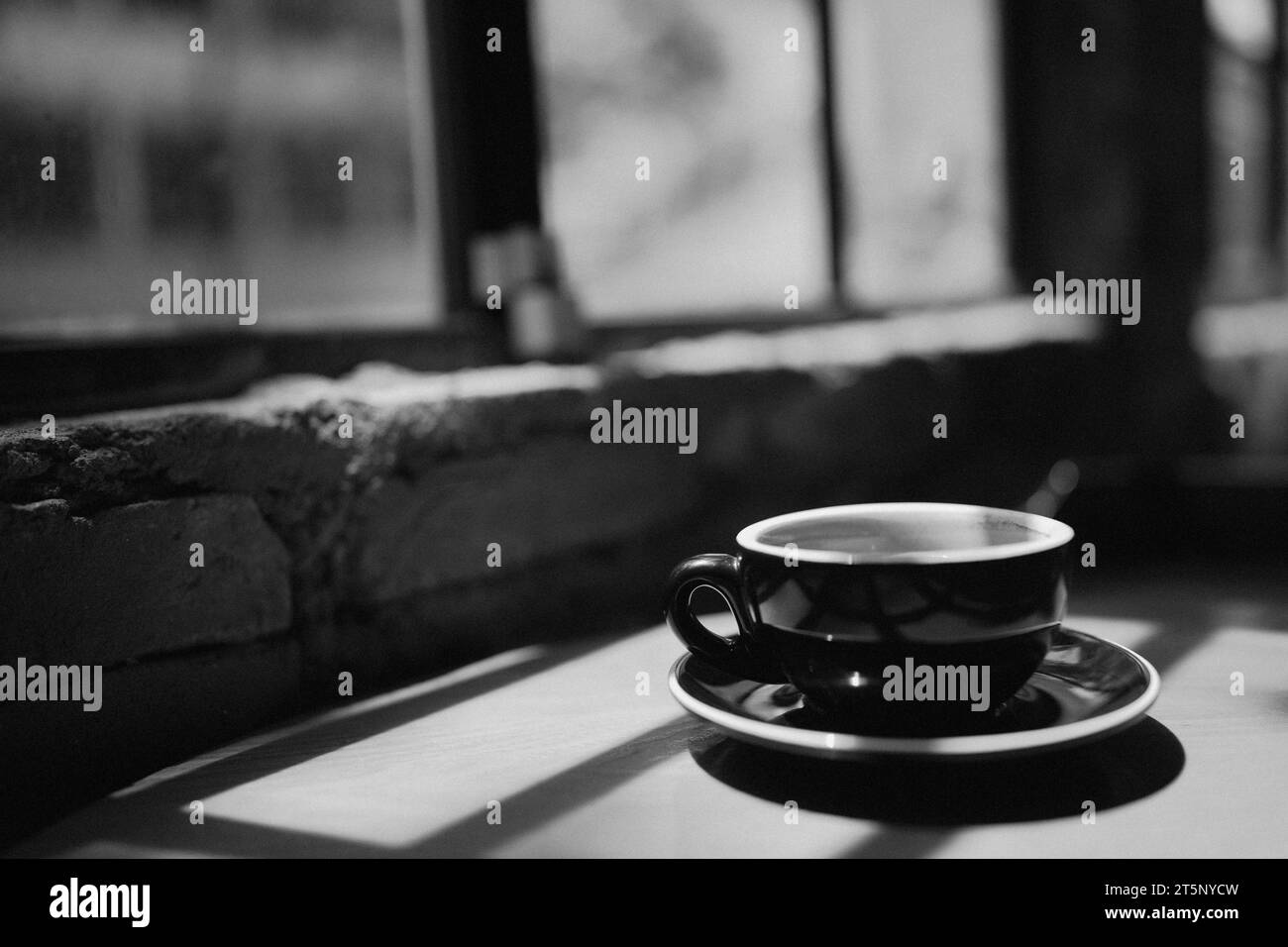 Tazza di caffè su un tavolo di legno nel bar, foto di scorta Foto Stock