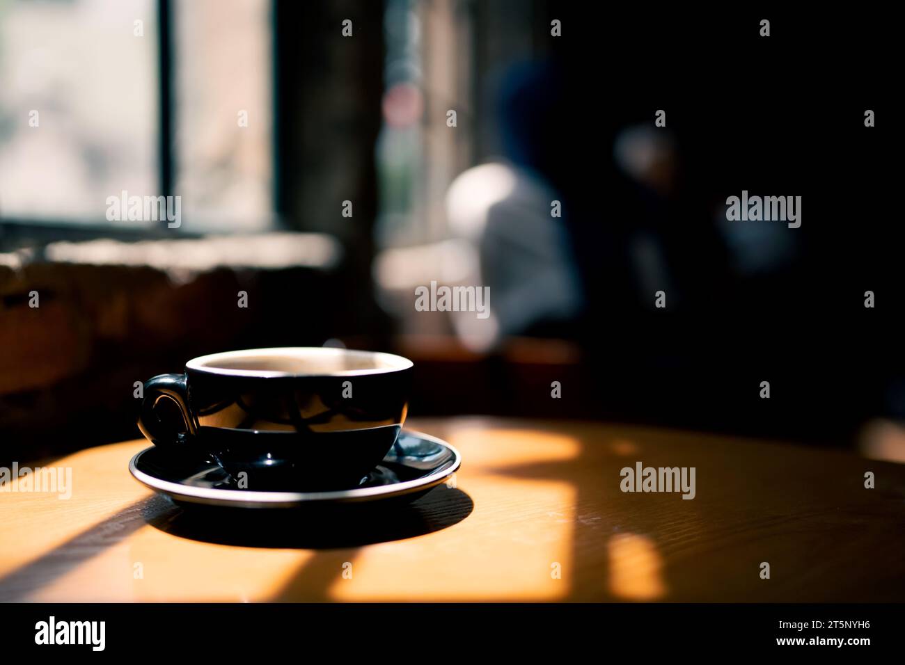 Tazza di caffè su un tavolo di legno nel bar, foto di scorta Foto Stock