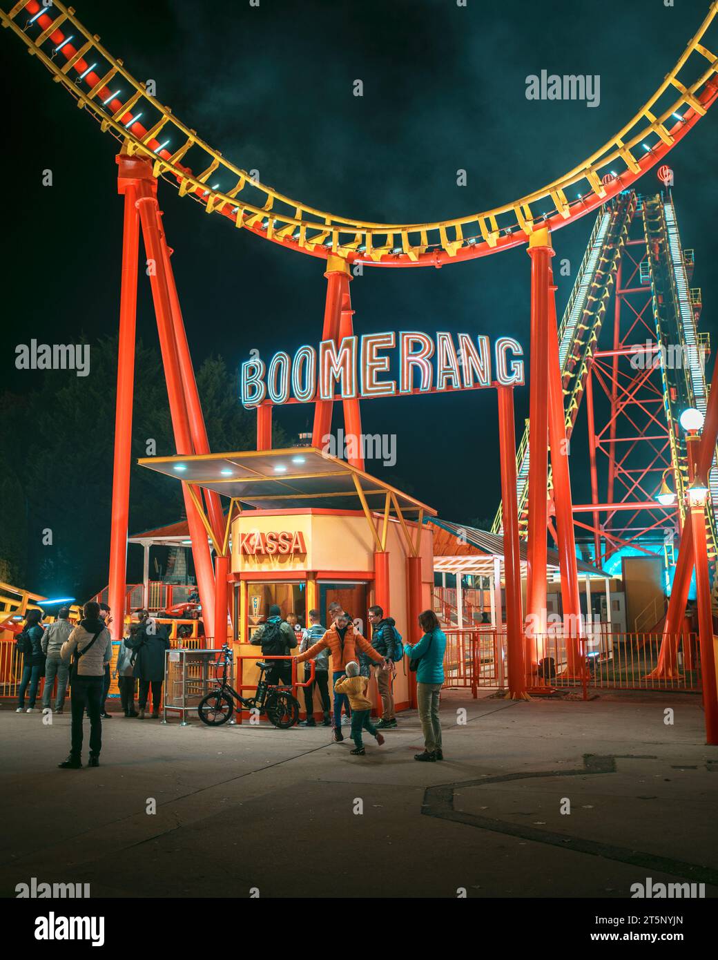 Montagne russe boomerang di notte al parco divertimenti Prater di Vienna, Austria Foto Stock