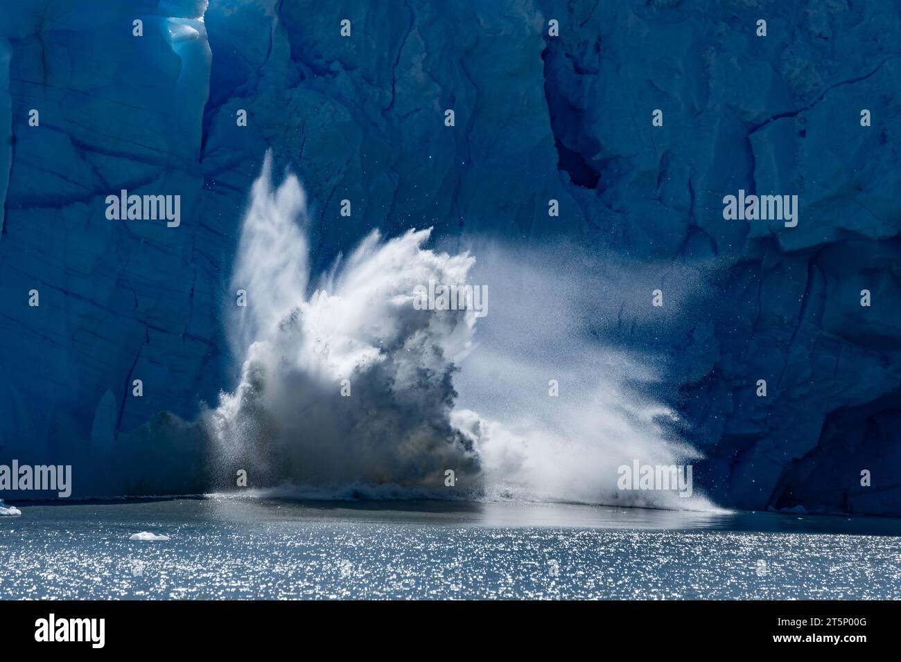 Un grosso pezzo di ghiaccio cade dal ghiacciaio Perito Moreno, in Argentina Foto Stock