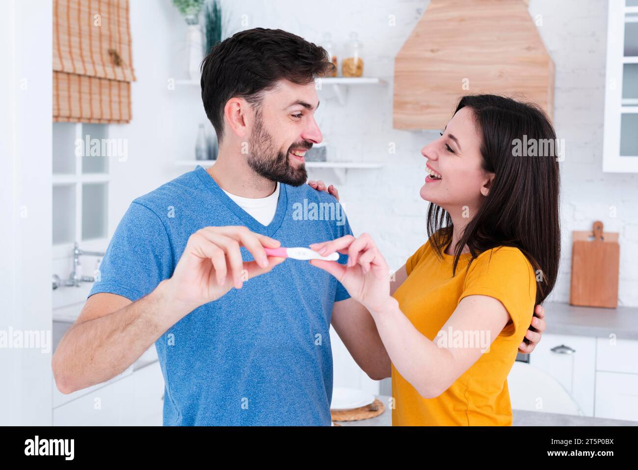 Coppia felice che mostra il test di gravidanza Foto Stock