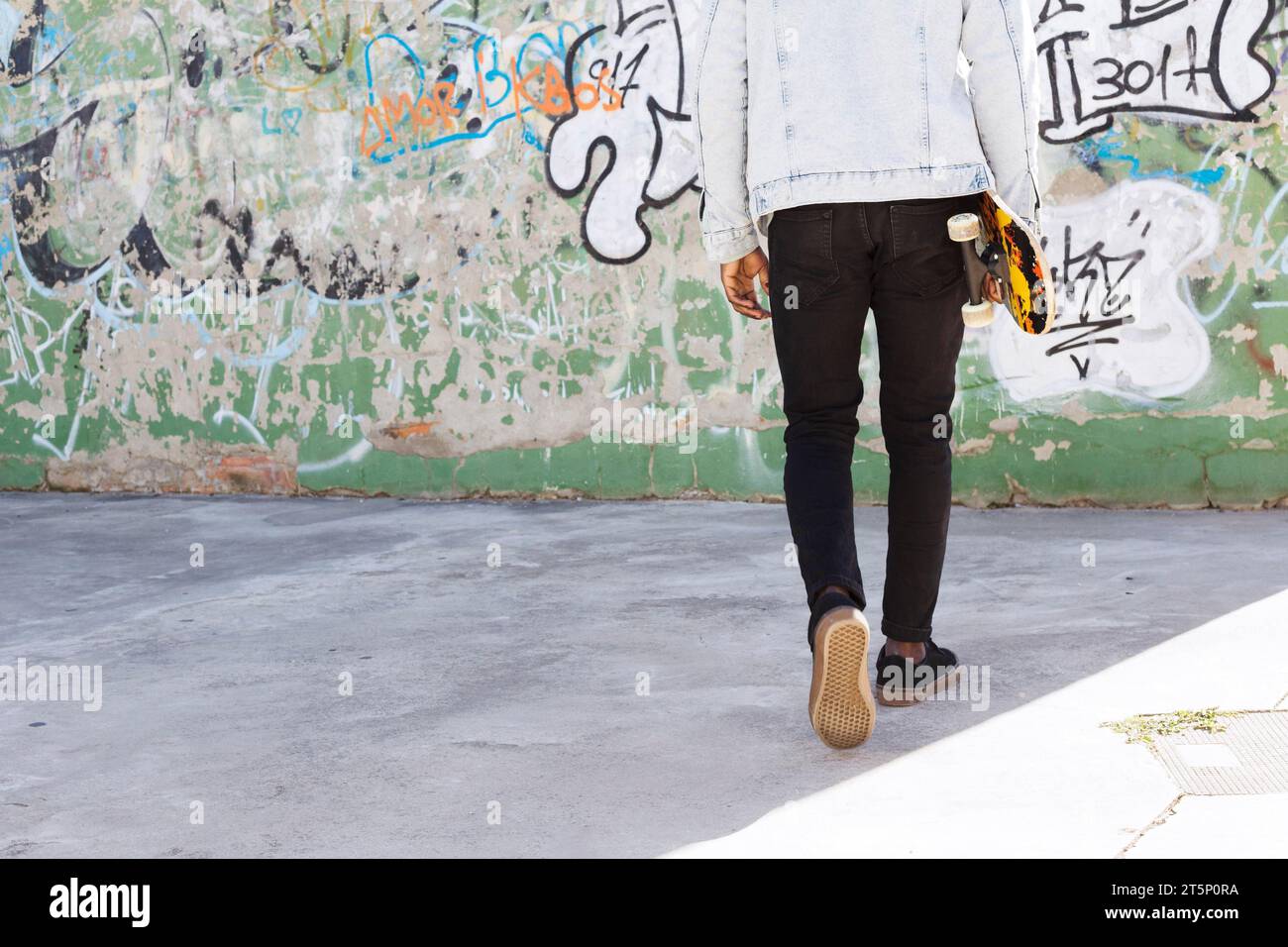 Uomo con skateboard ambiente urbano Foto Stock