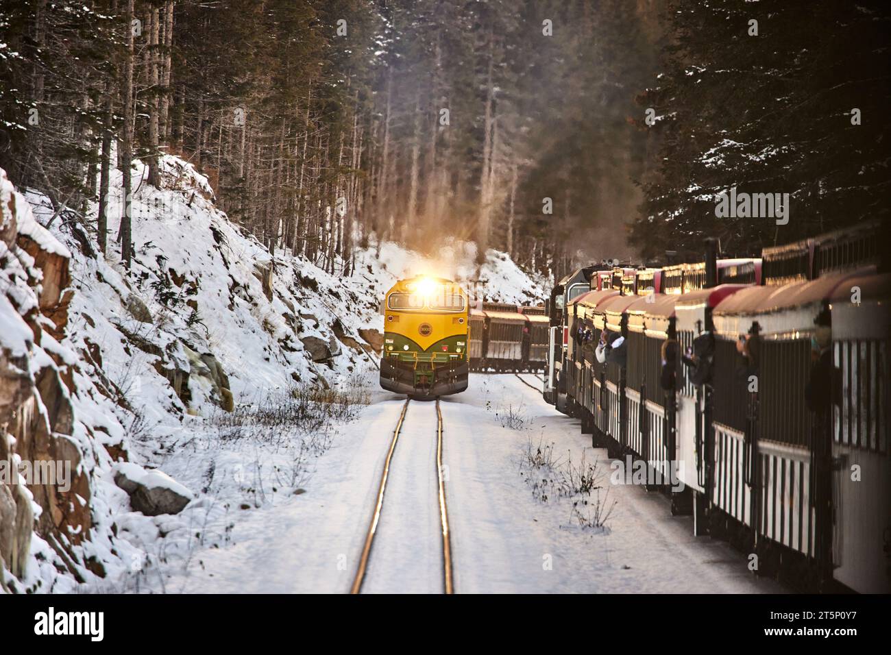 Skagway è una città compatta dell'Alaska sudorientale, con vista sul White Pass e sulla Yukon Route dal treno o da alcuni rottami Foto Stock