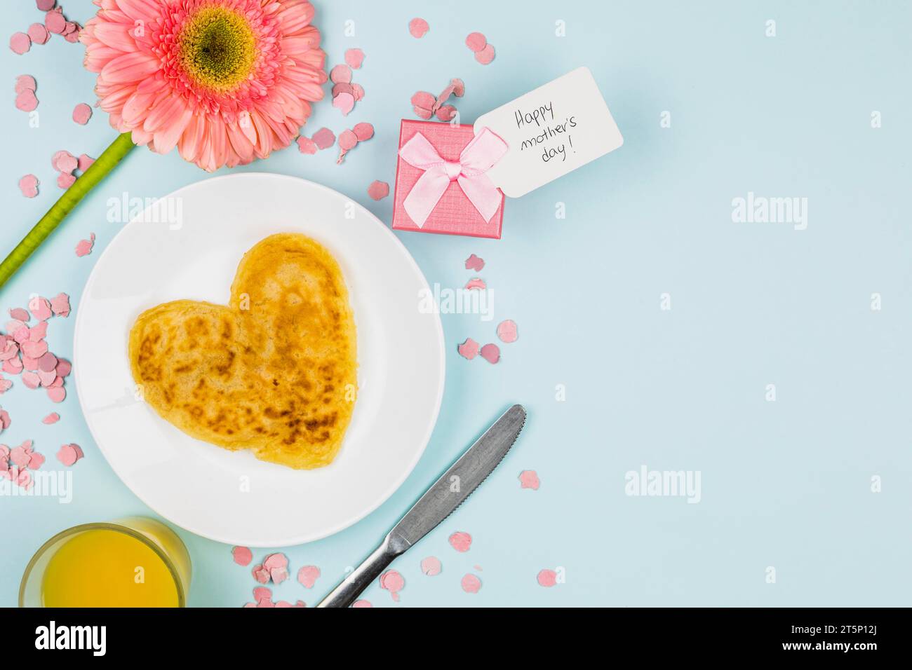 Piastra per pancake vicino al vetro floreale da presentare con un'etichetta Foto Stock