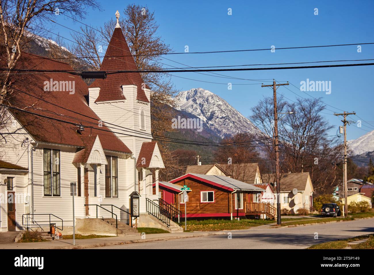 La catena montuosa di Skagway Alaska intorno alla città con la Skagway First Presbyterian Church Foto Stock