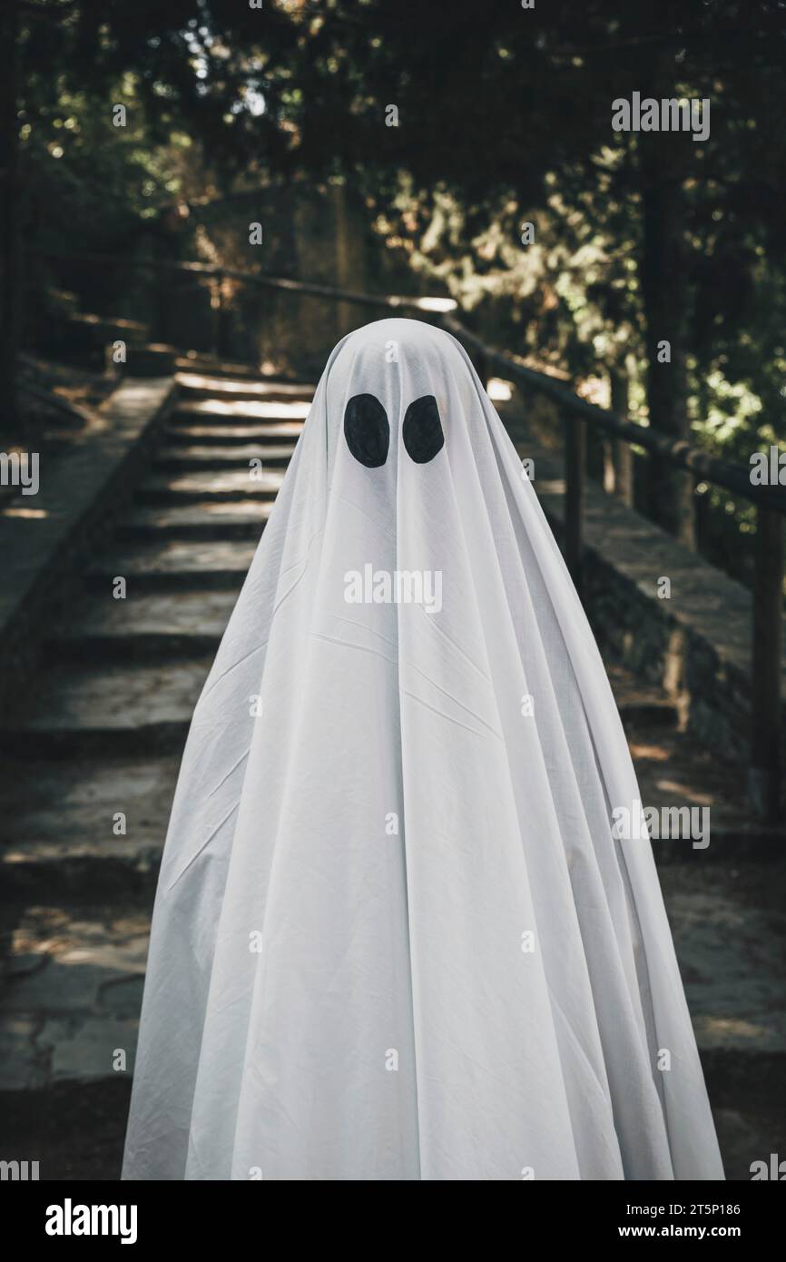 Costume fantasma persona in piedi nella foresta Foto Stock