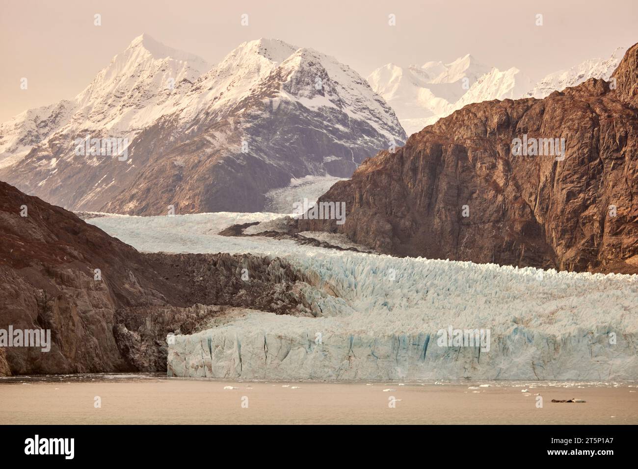 Nave da crociera Alaska Norwegian Bliss lungo il Glacier Bay Basin e il Ghiacciaio Margerie Foto Stock