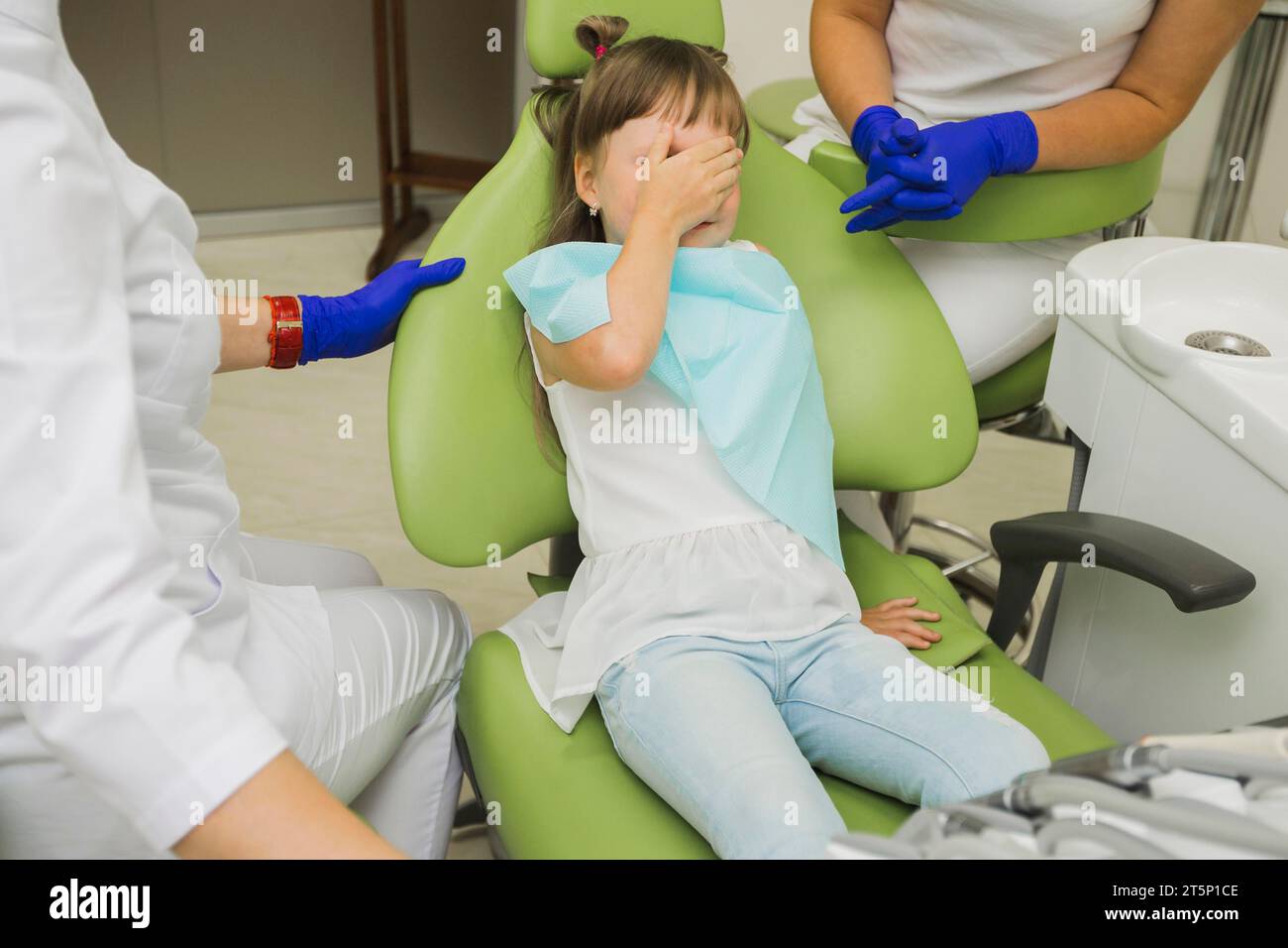 Ragazza spaventata dentista Foto Stock