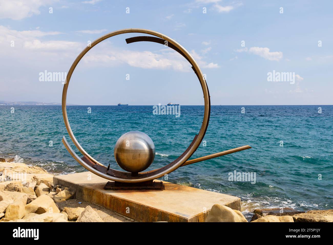 Scultura d'arte Frozen Wave, parte dell'Art Trail sul lungomare di Limassol al Parco Molos. , Cipro Foto Stock