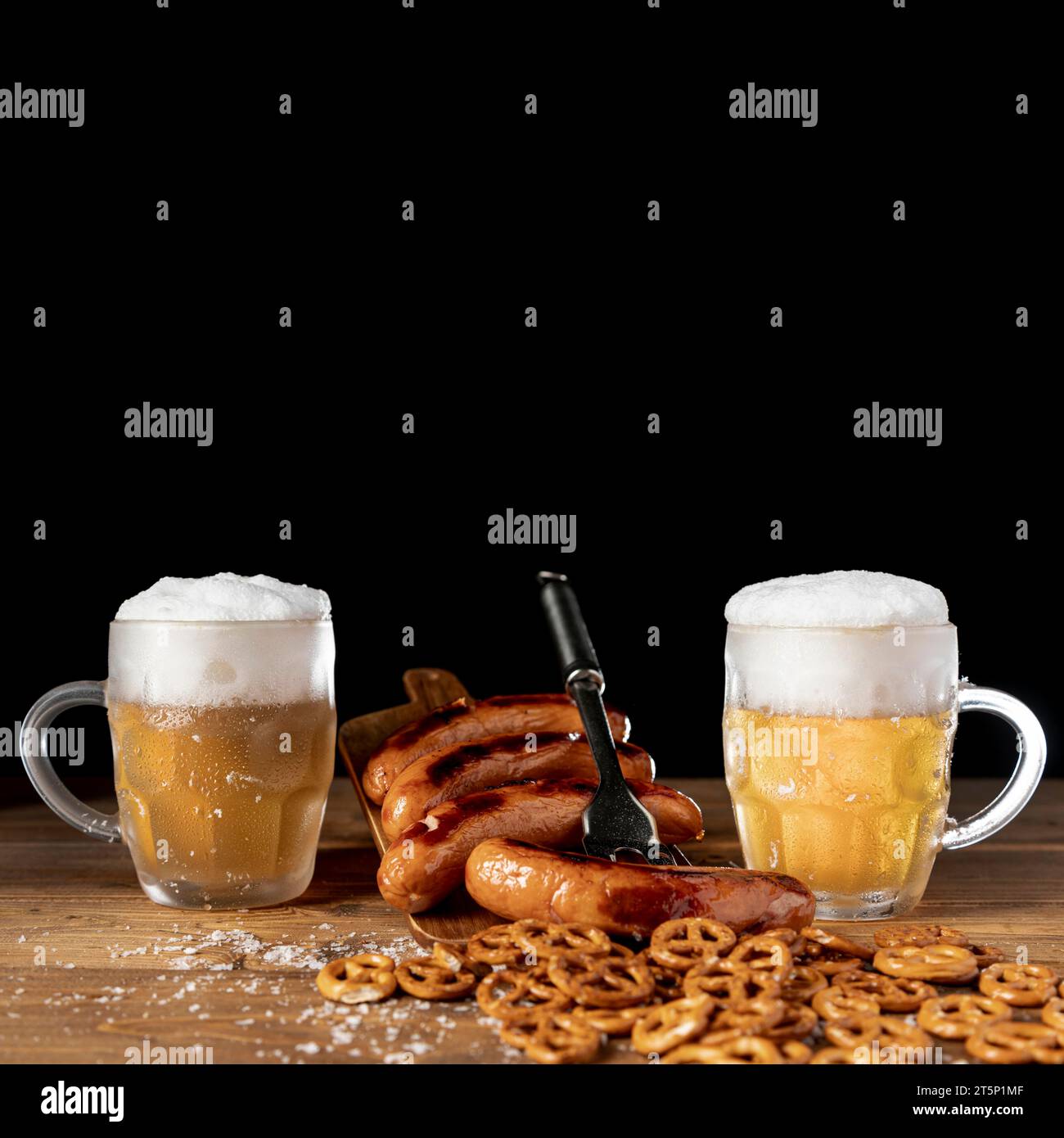 Gustosa birra di tazze con tavola di salsicce Foto Stock