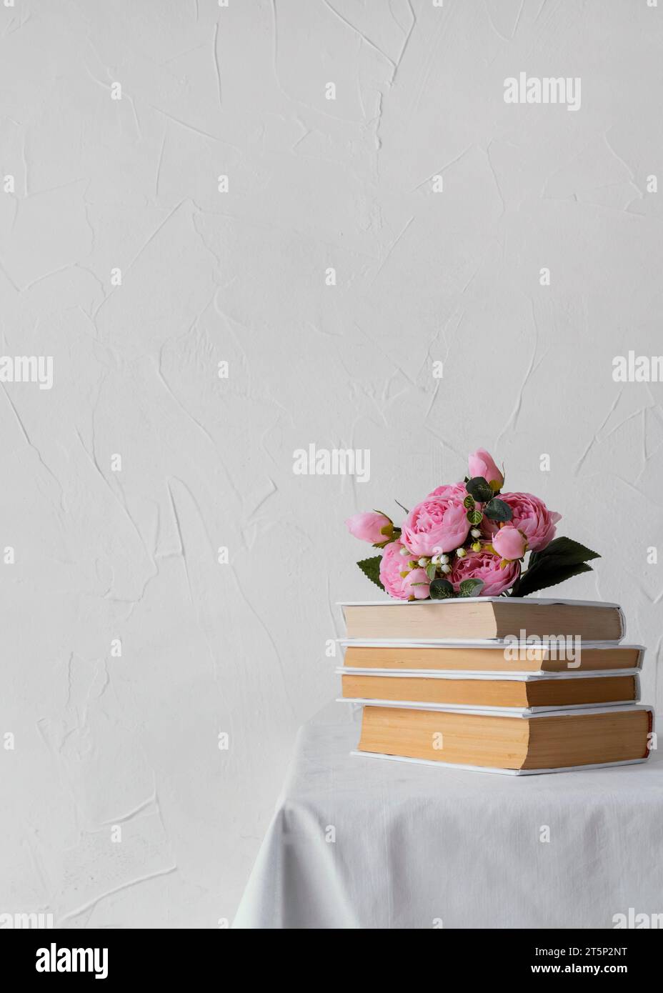 Disposizione con libri pila di fiori Foto Stock