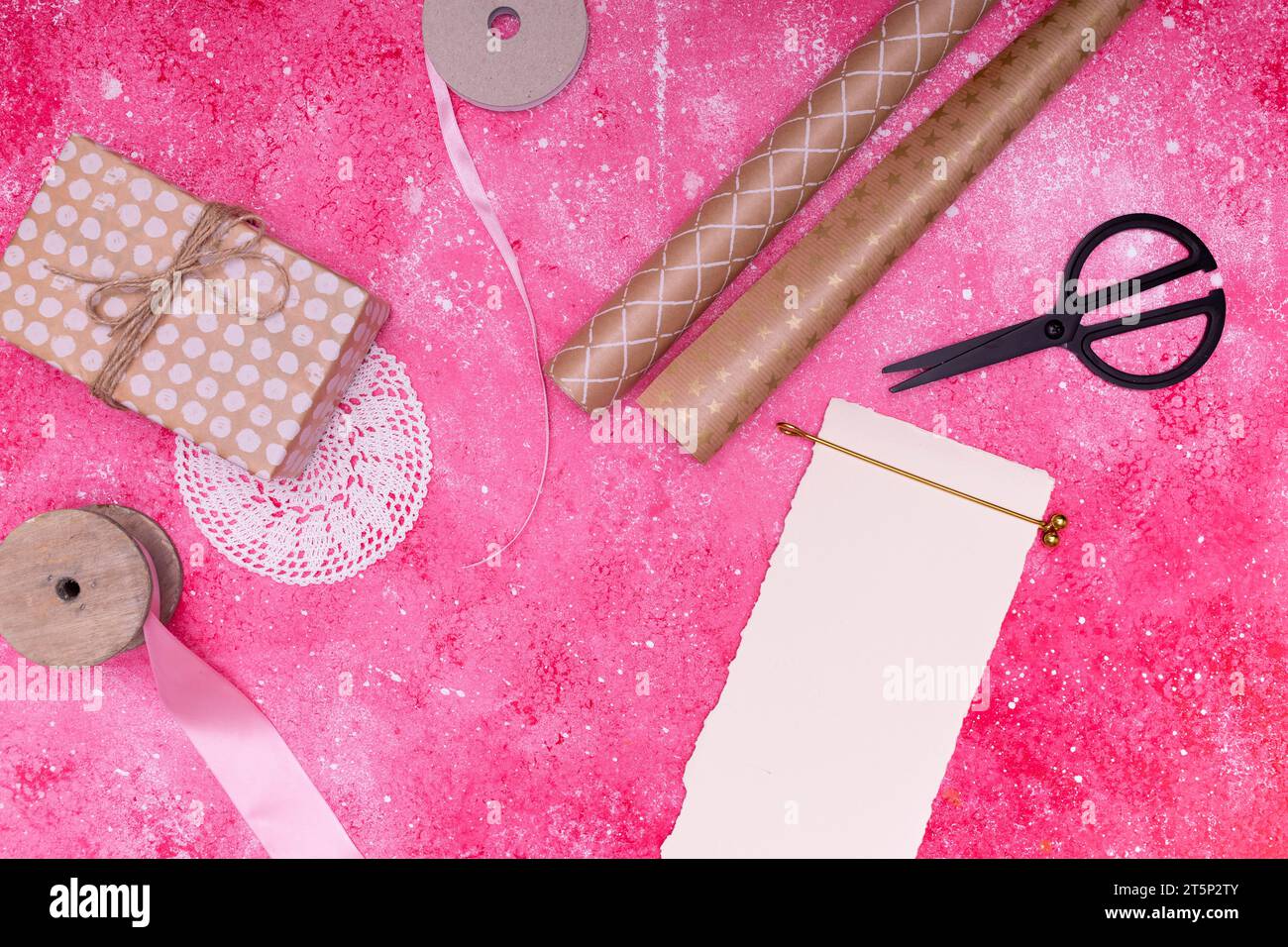 L'invito di compleanno fa un esempio di materiali per la confezione regalo Foto Stock