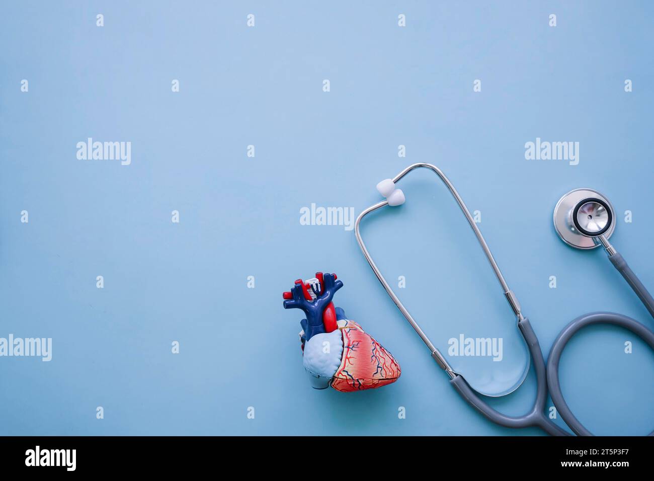 Composizione fresca con stetoscopio cuore realistico Foto Stock