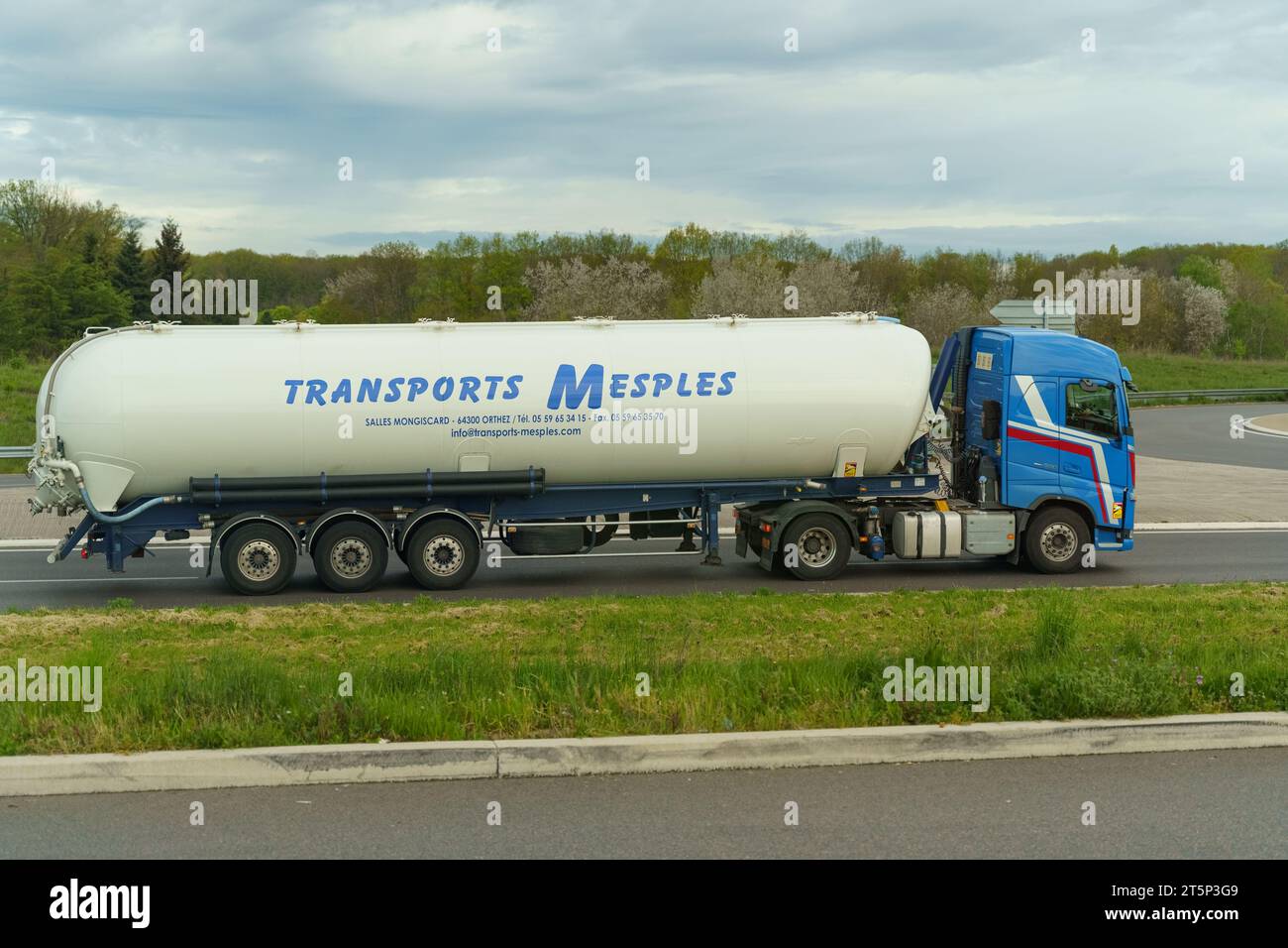 Montbeliard, Francia - 28 aprile 2023: Trasporto di prodotti chimici liquidi su strada lungo l'autostrada. Concetto di logistica. Foto Stock