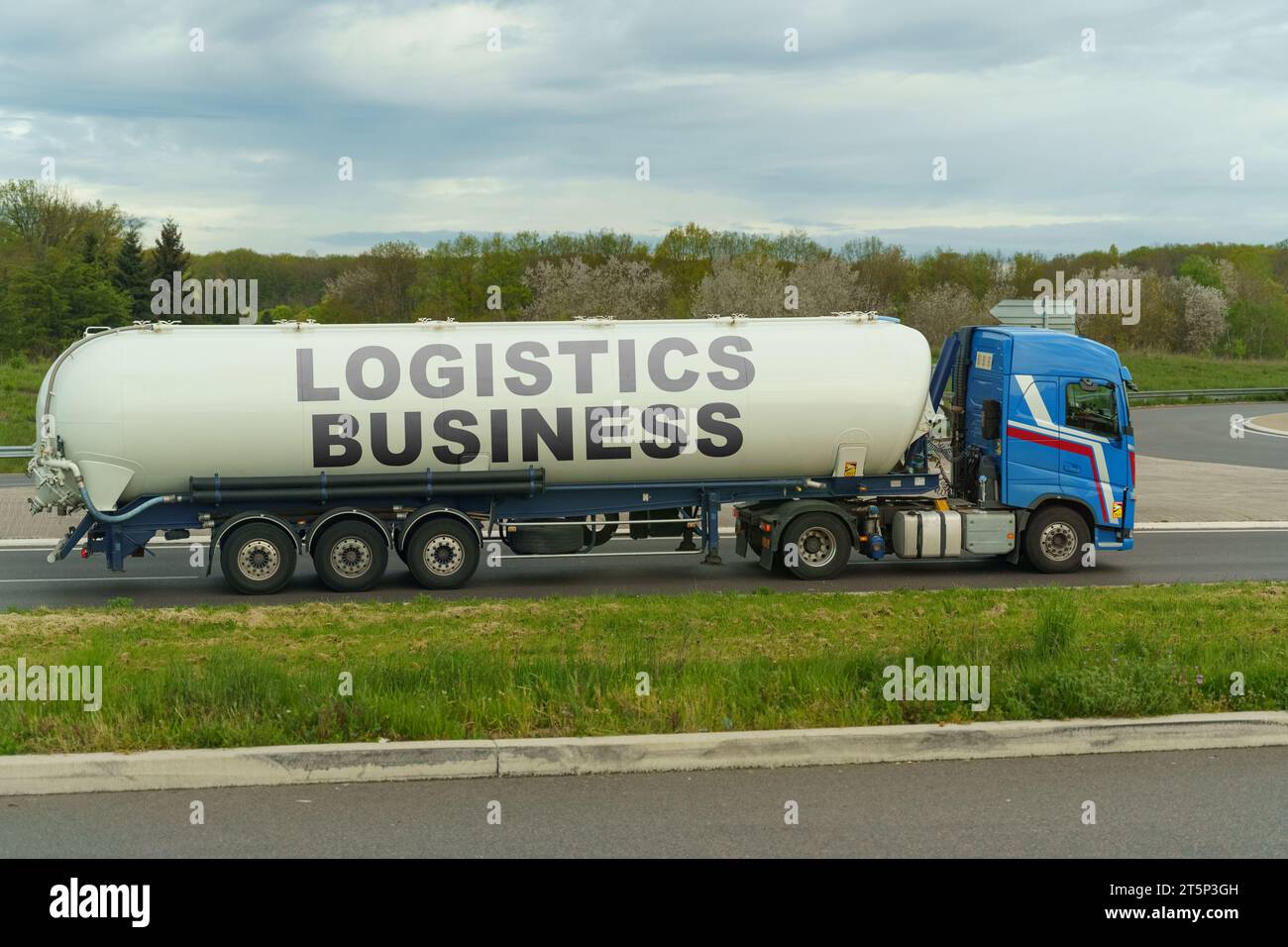 Su un camion cisterna che viaggia lungo la strada c'è un'iscrizione - attività logistica. Concetto di logistica. Foto Stock
