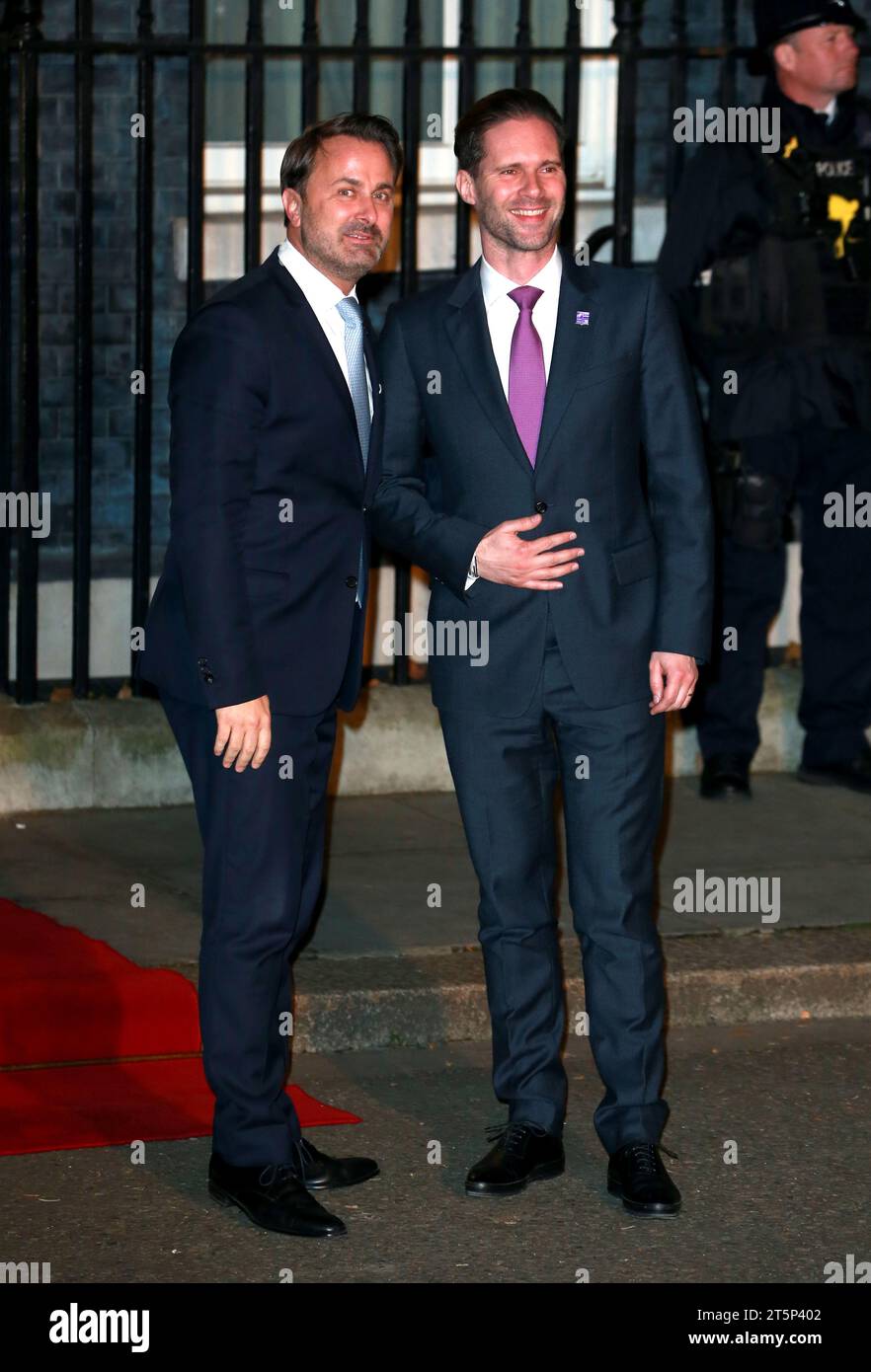 Il primo ministro lussemburghese Xavier Bettel e suo marito Gauthier Destenay arrivano per partecipare a un ricevimento per celebrare il 70 ° anniversario della formazione della North Atlantic Treaty Organisation (NATO) al numero 10 di Downing Street a Londra. Foto Stock