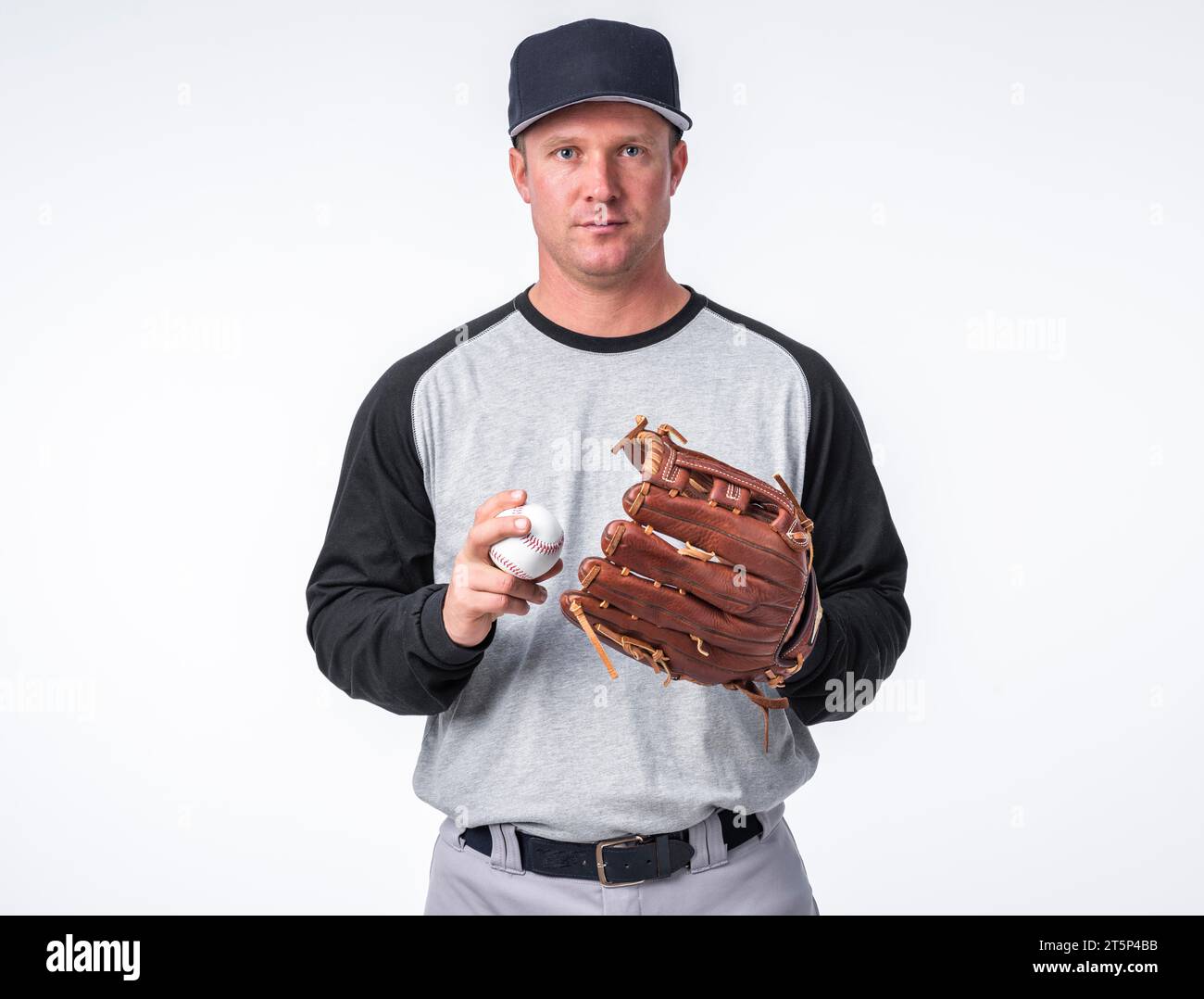 Uomo con vista frontale in posa con guanto da baseball Foto Stock