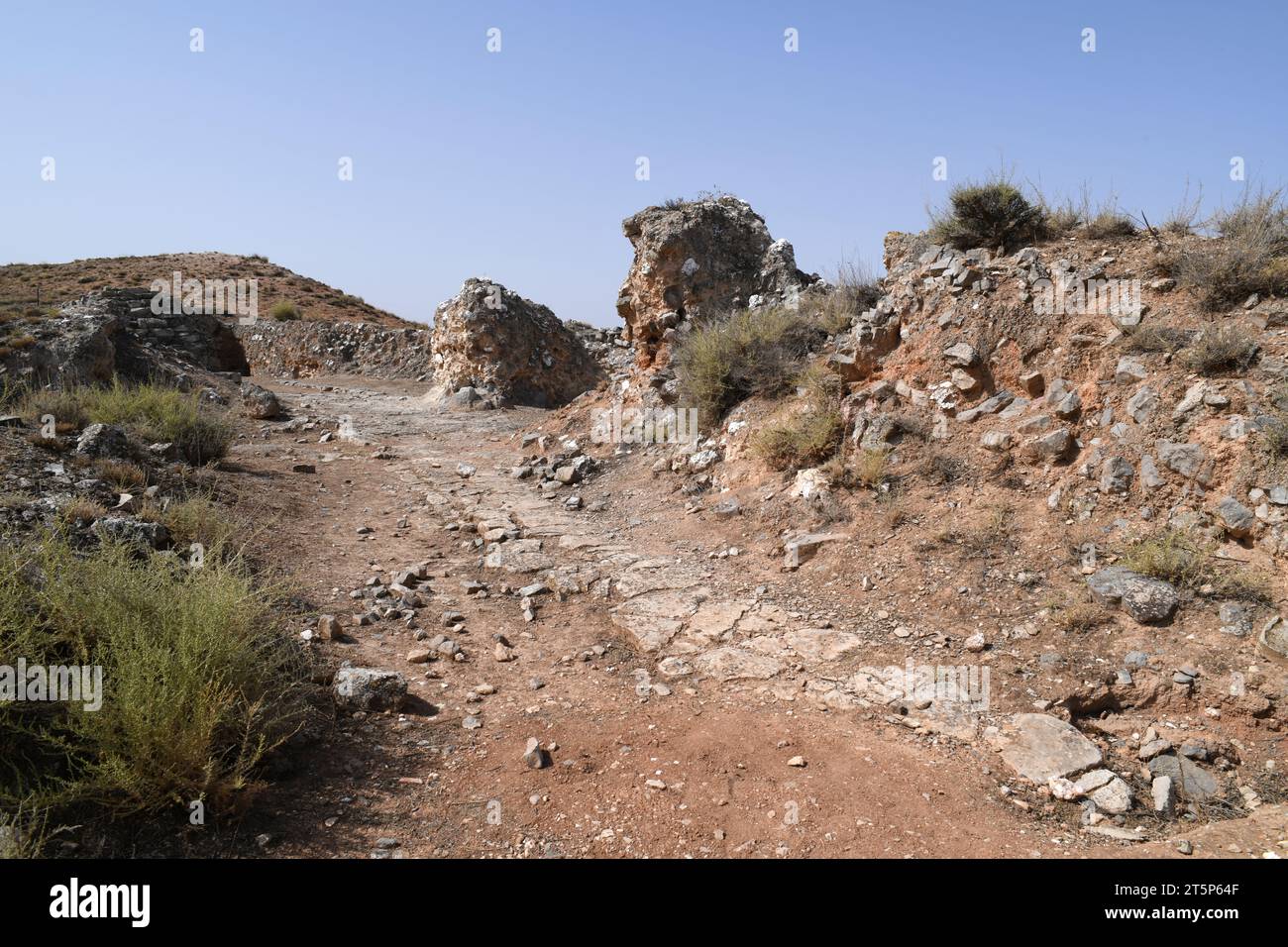 Azaila, Poblado Ibero del Cabezo de Alcala (Monumento Historico-Artistico). Resti della rampa d'assalto romana e della vecchia strada celtica (guerre sertoriane). Bajo Foto Stock