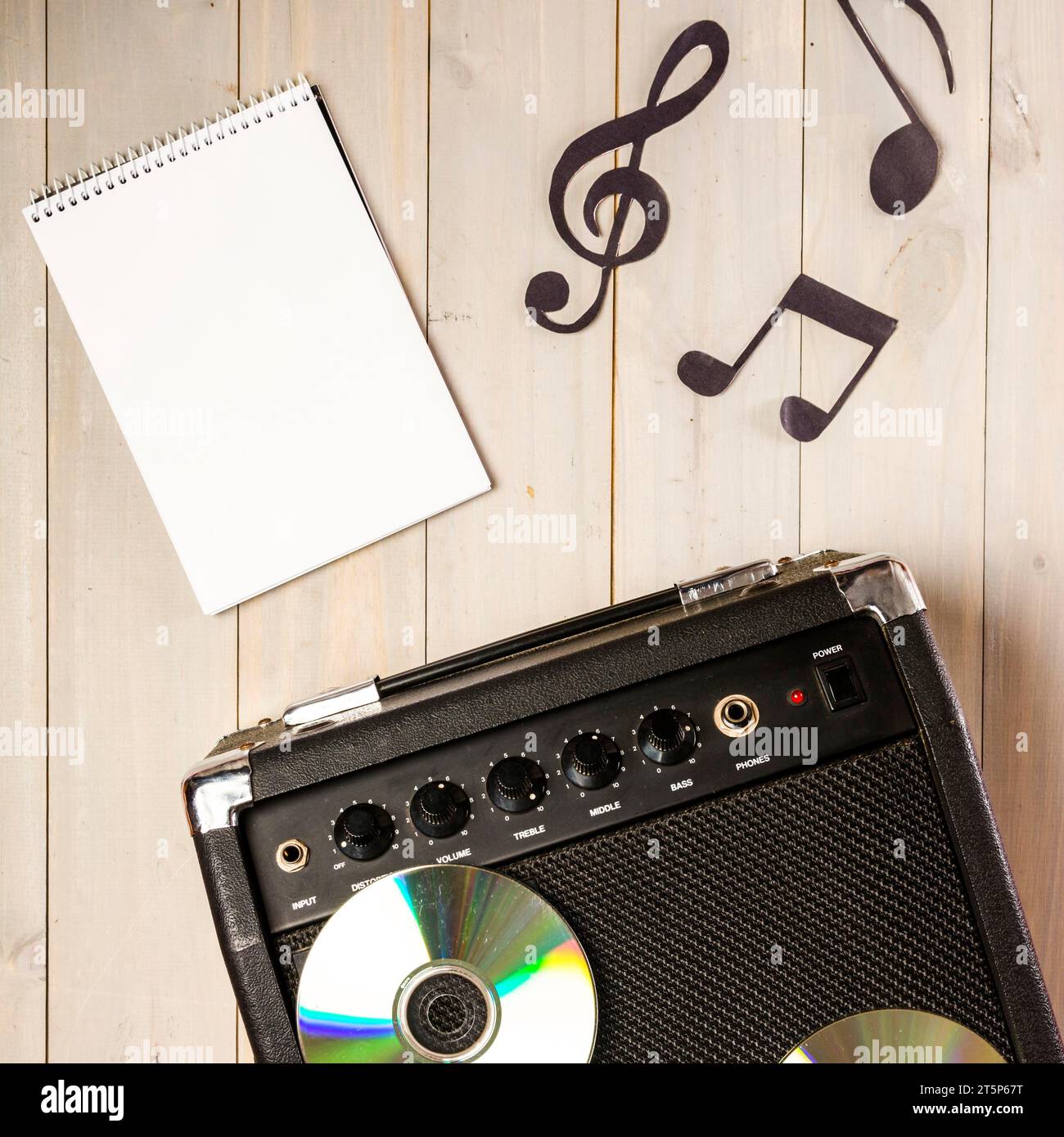 Amplificatore per note musicali a spirale con CD e scrivania in legno Foto Stock