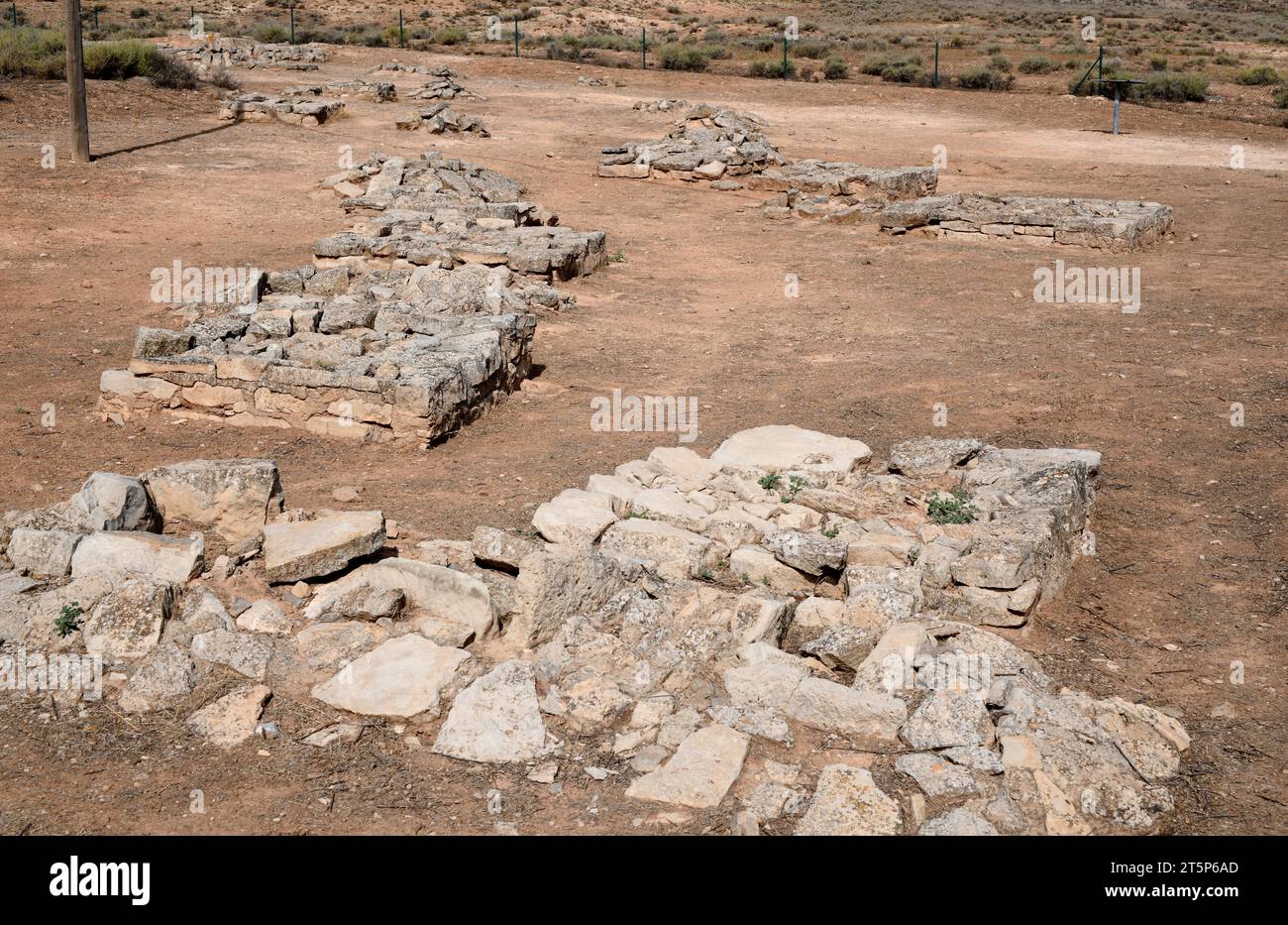 Azaila, coltura dei campi di urnfield (necropoli celtica). In fondo al Poblado Ibero del Cabezo de Alcala (Monumento Historico-Artistico). Tumulo di sepoltura iberico. Baj Foto Stock