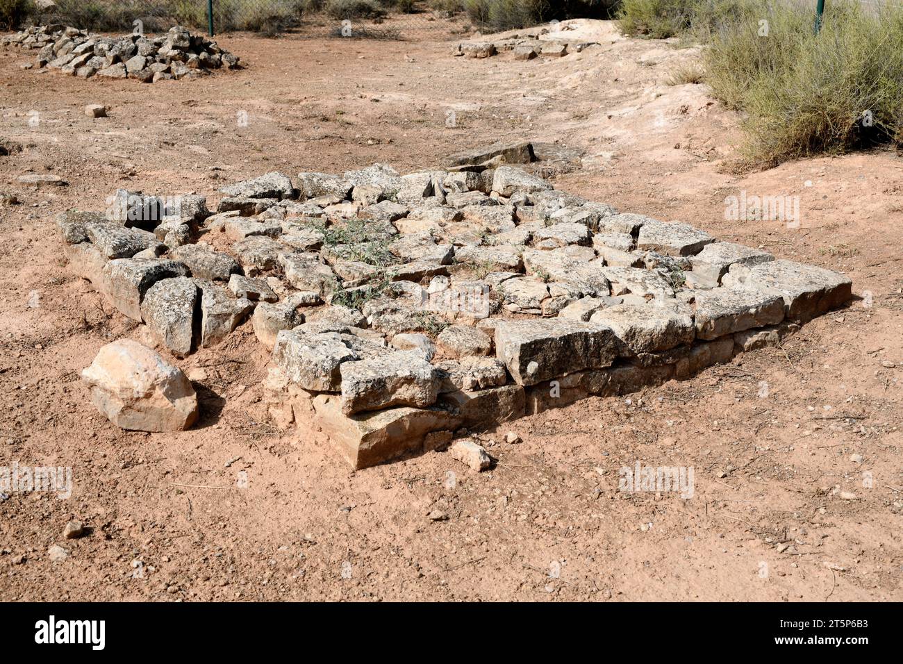 Azaila, coltura dei campi di urnfield (necropoli). In fondo al Poblado Ibero del Cabezo de Alcala (Monumento Historico-Artistico). Tumulo di sepoltura iberico. Bajo Marti Foto Stock