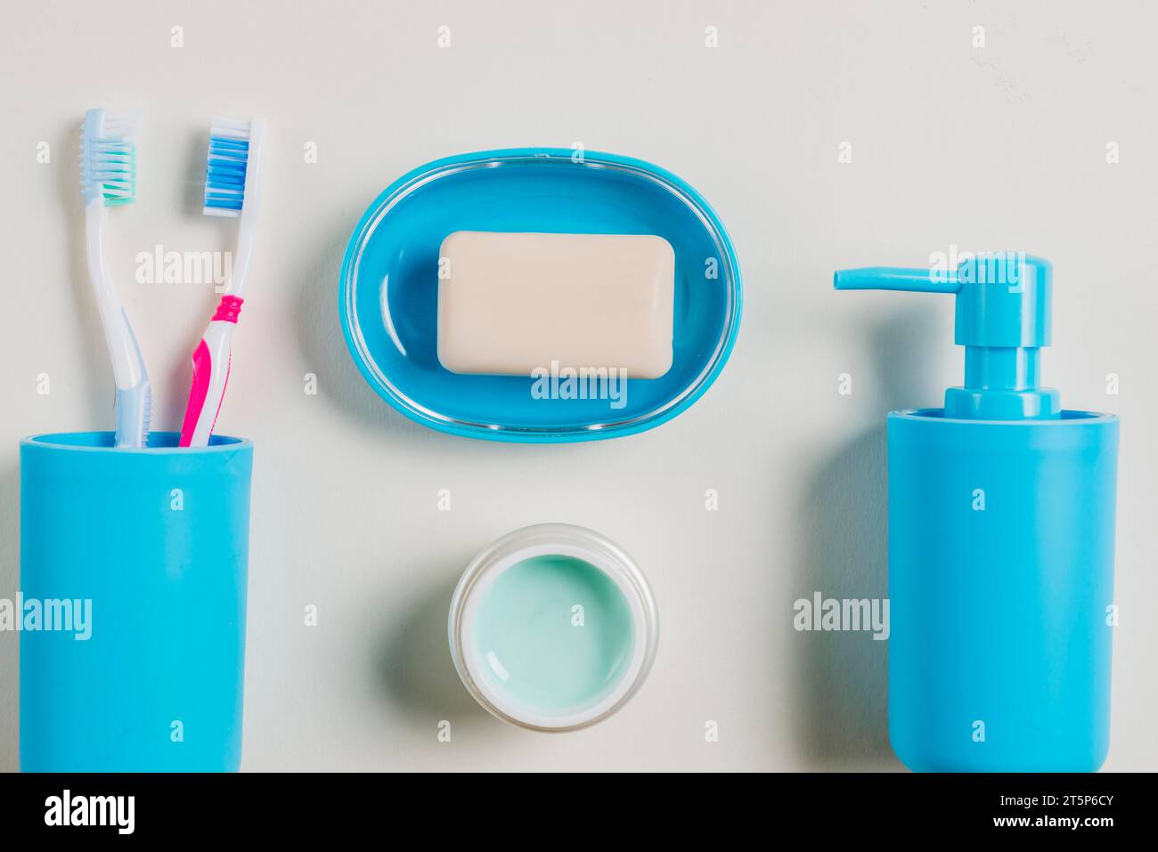 Toothpaste dispenser immagini e fotografie stock ad alta risoluzione - Alamy