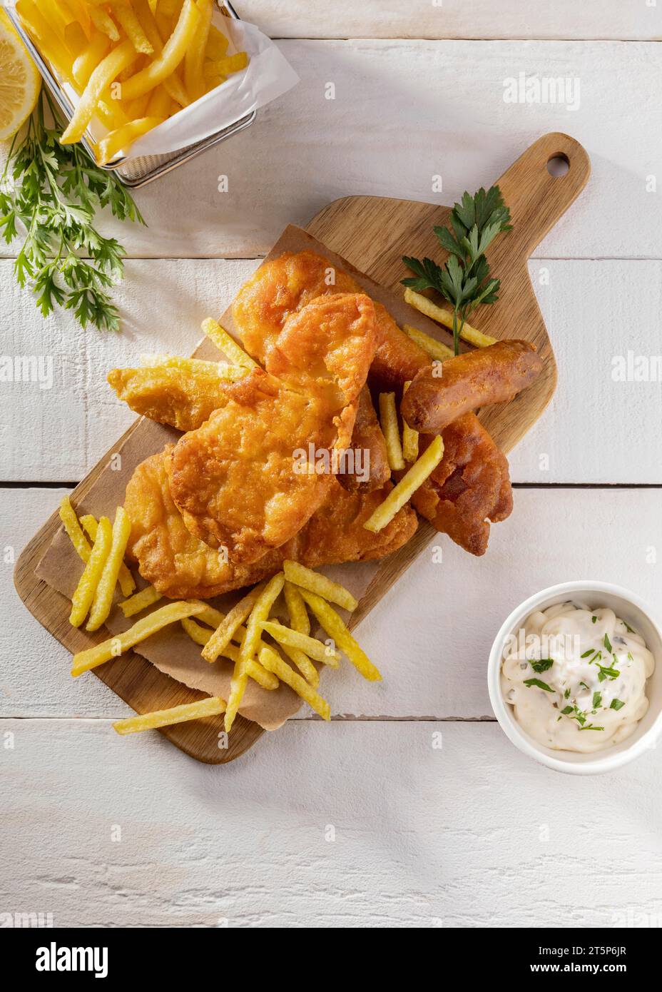 Tagliere di fish chips con vista dall'alto e salsa Foto Stock