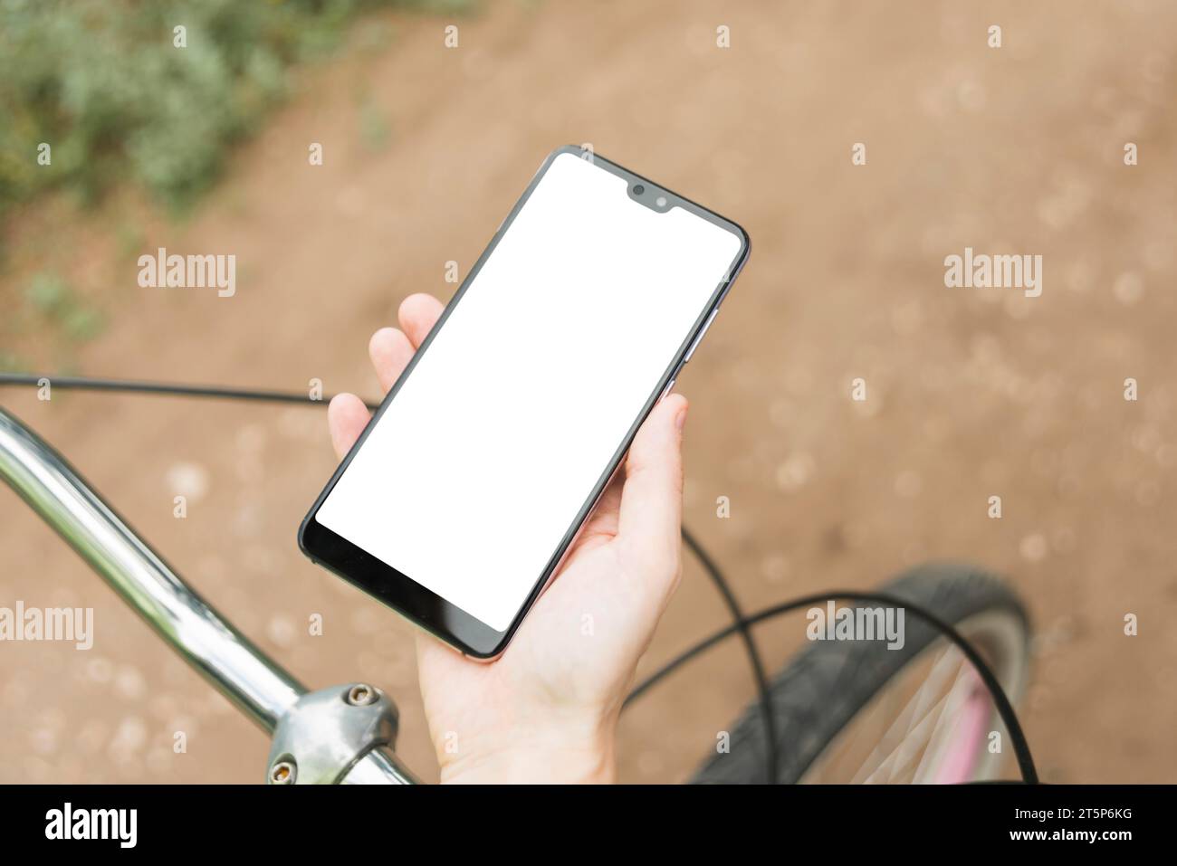 Smartphone mockup con vista dall'alto e bicicletta sfocata Foto Stock