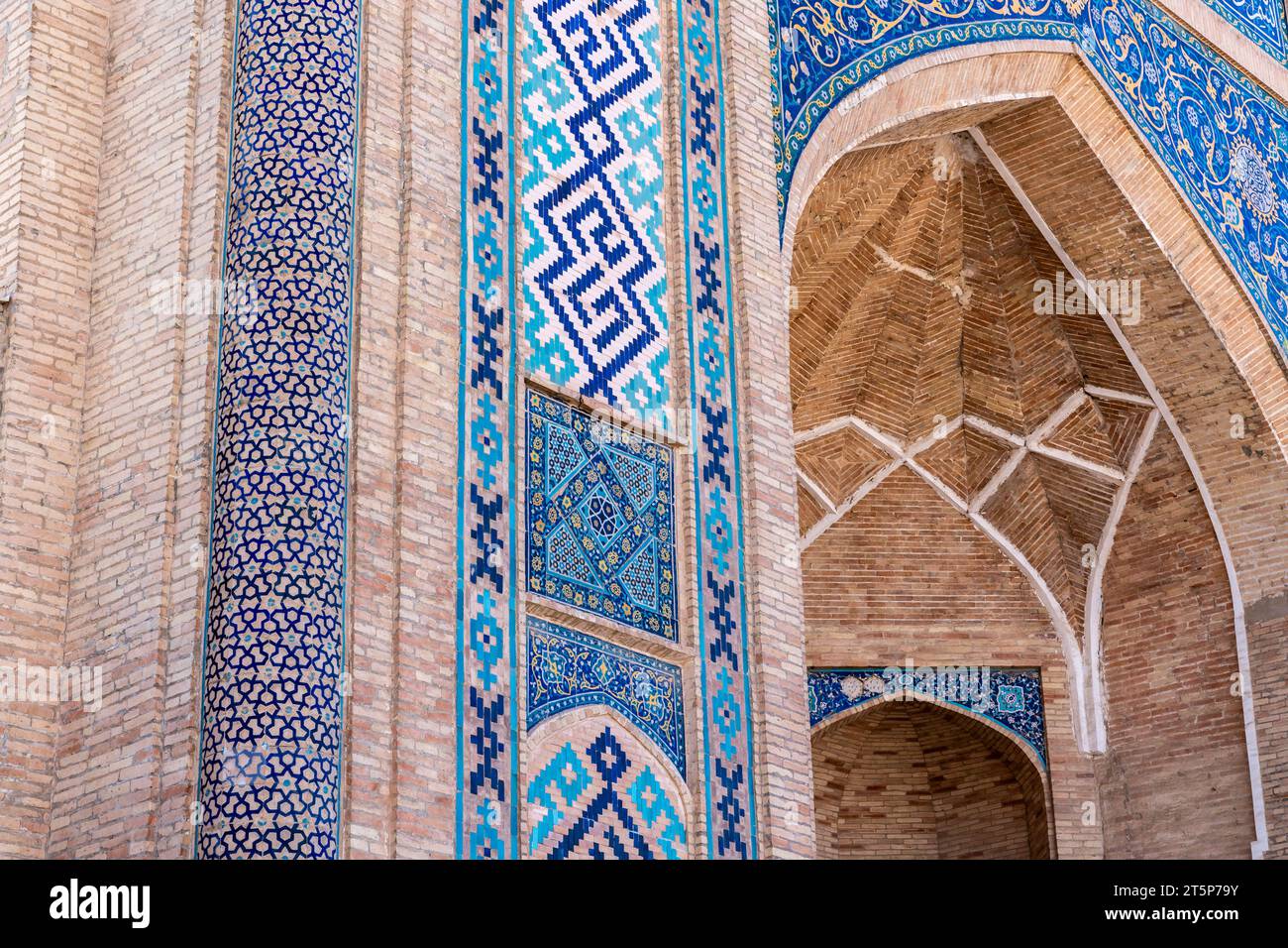 Tashkent, Uzbekistan-11 agosto 2023: Vista dell'ingresso della Moschea Tillya Sheikh durante una giornata di sole. Il complesso è una piazza che include un set Foto Stock