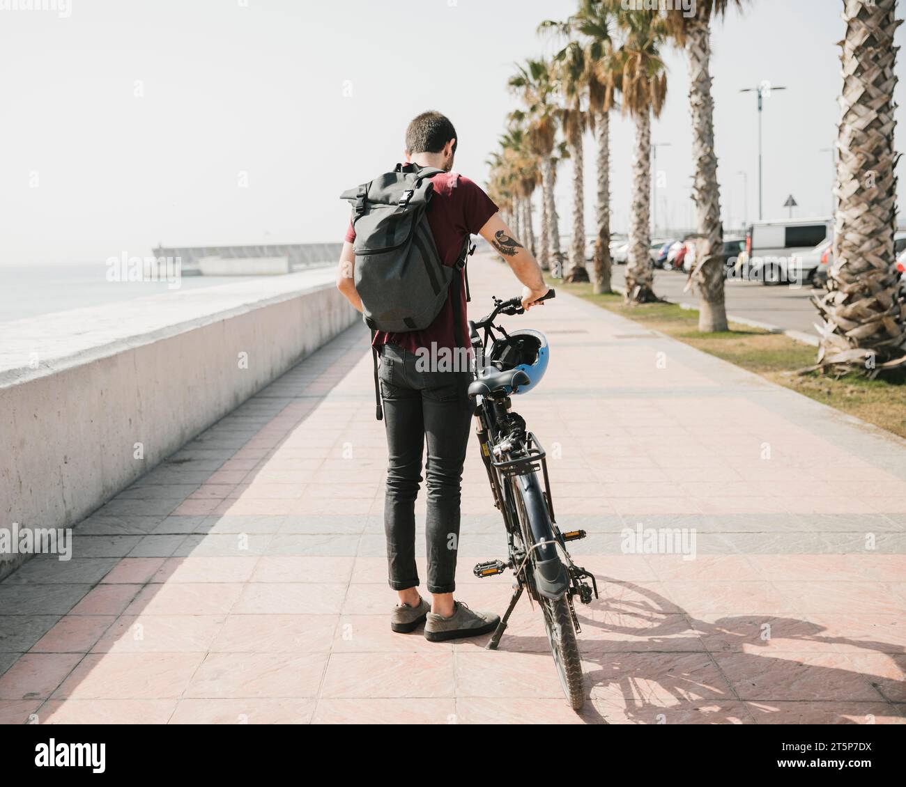 Ciclista con vista posteriore in piedi Foto Stock