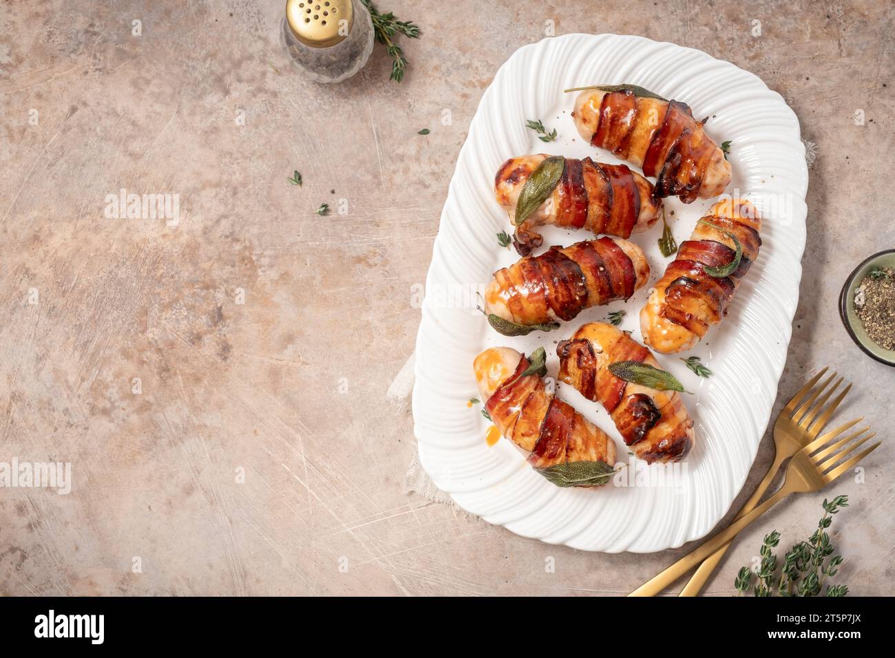 Maiali di Natale in coperte, salsicce avvolte in pancetta con foglie di salvia Foto Stock