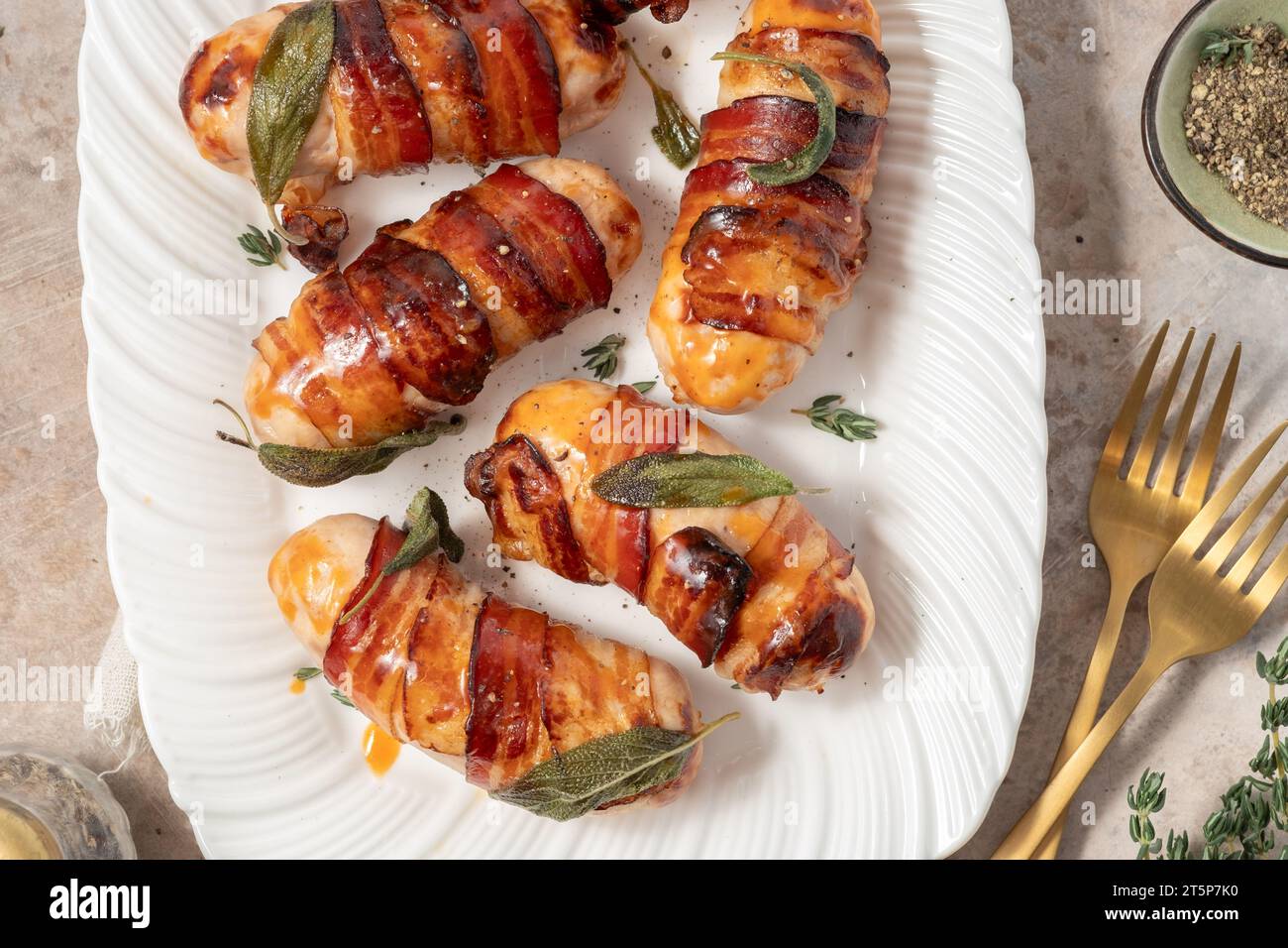 Maiali di Natale in coperte, salsicce avvolte in pancetta con foglie di salvia Foto Stock