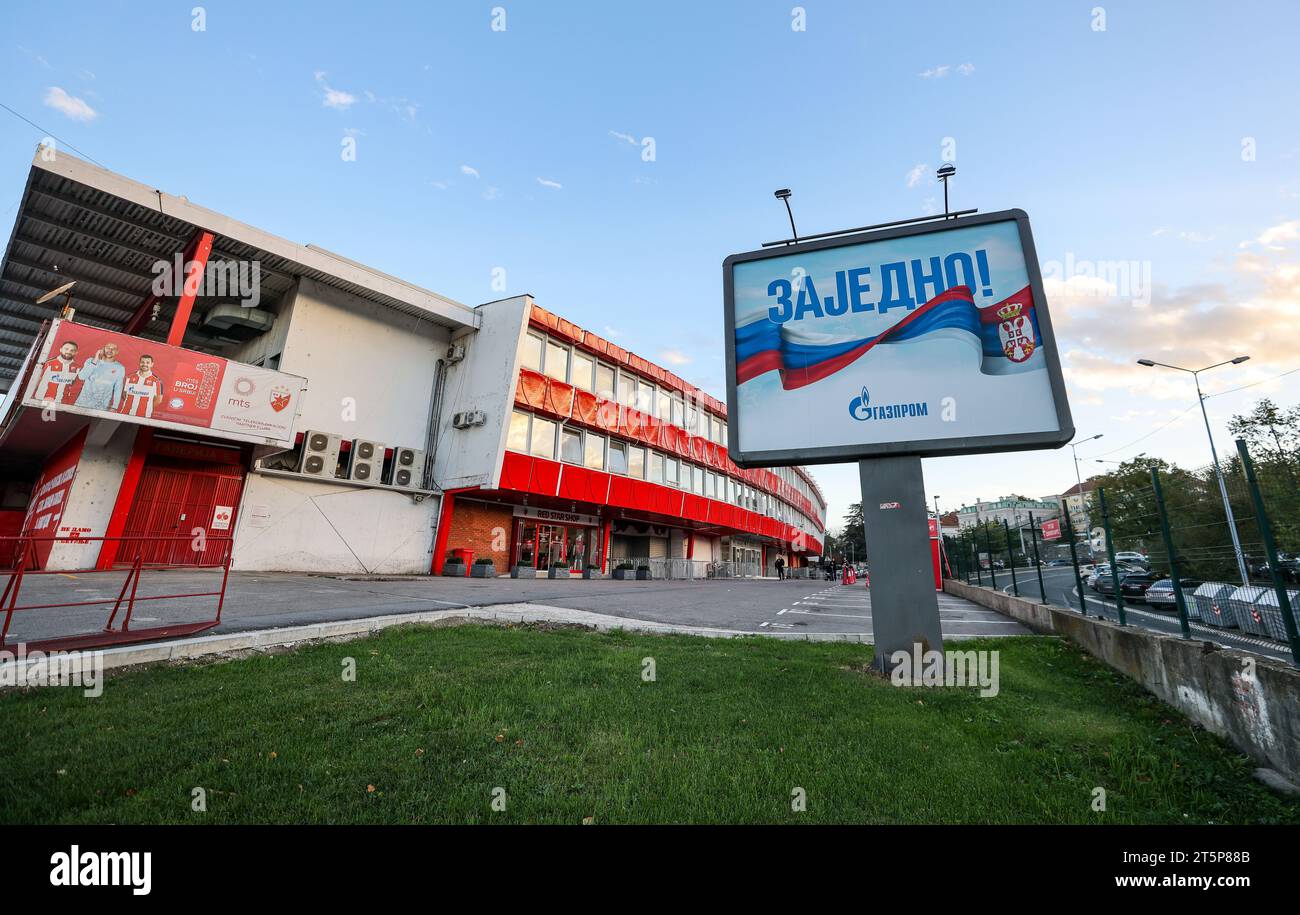 Belgrado, Serbia. 6 novembre 2023. Calcio: Champions League, prima della partita tra Red Star Belgrado e RB Leipzig allo stadio Rajko Mitic. Pubblicità Gazprom di fronte allo stadio. Crediti: Jan Woitas/dpa/Alamy Live News Foto Stock