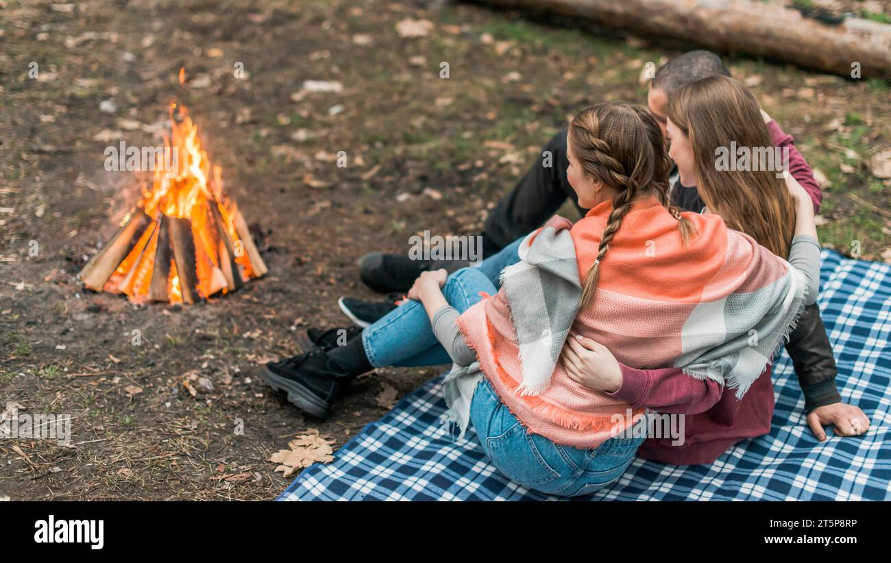 Donne ad alto angolo sedute con falò Foto Stock