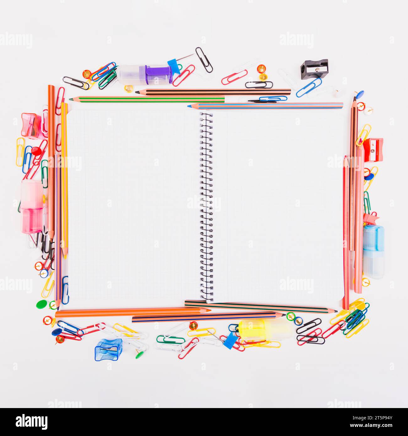 Notebook con cancelleria scolastica Foto Stock