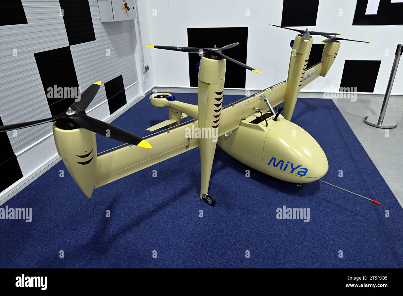Praga, Repubblica Ceca. 6 novembre 2023. Presentazione del concetto di futuro trasporto aereo urbano e interurbano utilizzando veicoli aerei autonomi che funzionerebbero come aerotaxi a Praga, Repubblica Ceca, 6 novembre 2023. Nella foto è raffigurato un dimostratore 1:4 del velivolo Miya (cioè una miniatura del velivolo reale per i test di volo). Crediti: Katerina Sulova/CTK Photo/Alamy Live News Foto Stock
