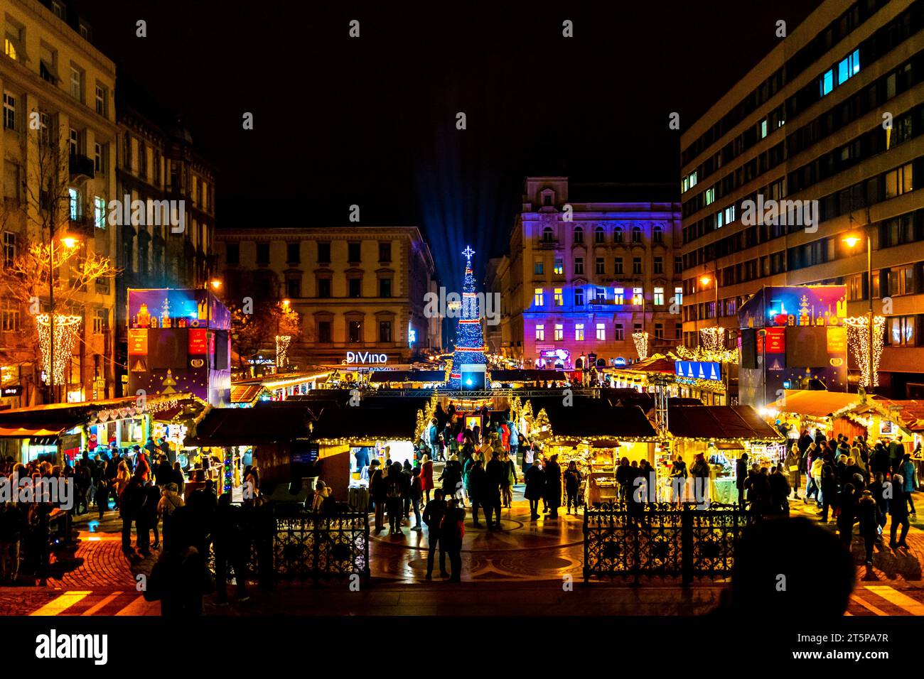 Fiera dell'Avvento di Natale con luci colorate nella piazza di fronte alla basilica di Santo Stefano il 19 dicembre. 2022. Budapest, Ungheria Foto Stock