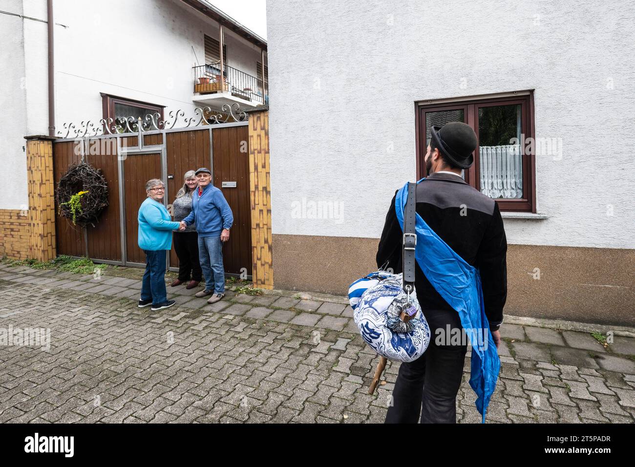 Resoconto locale di un fratello Roland dopo aver terminato il suo apprendistato, è accompagnato da amici dal cartello del villaggio alla casa dei suoi genitori e dall'avie Foto Stock