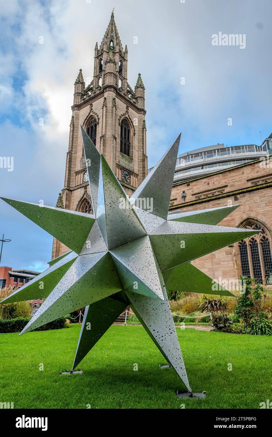 Nova by Studio Vertigo fa parte dell'installazione artistica Liverpool River of Light nei terreni della chiesa parrocchiale di San Nicola. La chiesa dei marinai a. Foto Stock