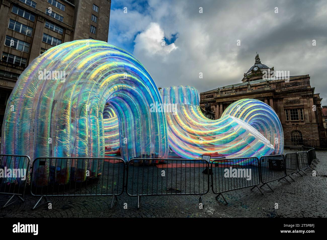 Parte dell'installazione artistica del fiume della luce di Liverpool Elysian & Elysian Arcs dell'artista Atelier Sisu in Exchange Flags dietro il municipio. Foto Stock