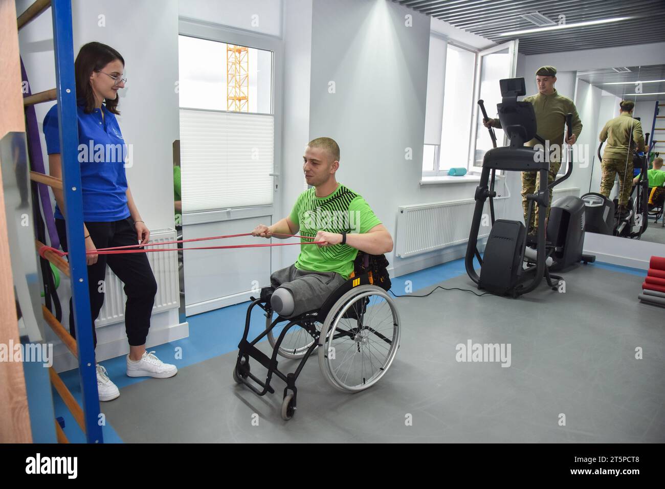 Leopoli, Ucraina. 28 ottobre 2023. I soldati ucraini subiscono la riabilitazione dopo le ferite ricevute nella guerra russo-Ucraina in una delle istituzioni mediche di Leopoli. (Immagine di credito: © Pavlo Palamarchuk/SOPA Images via ZUMA Press Wire) SOLO USO EDITORIALE! Non per USO commerciale! Foto Stock