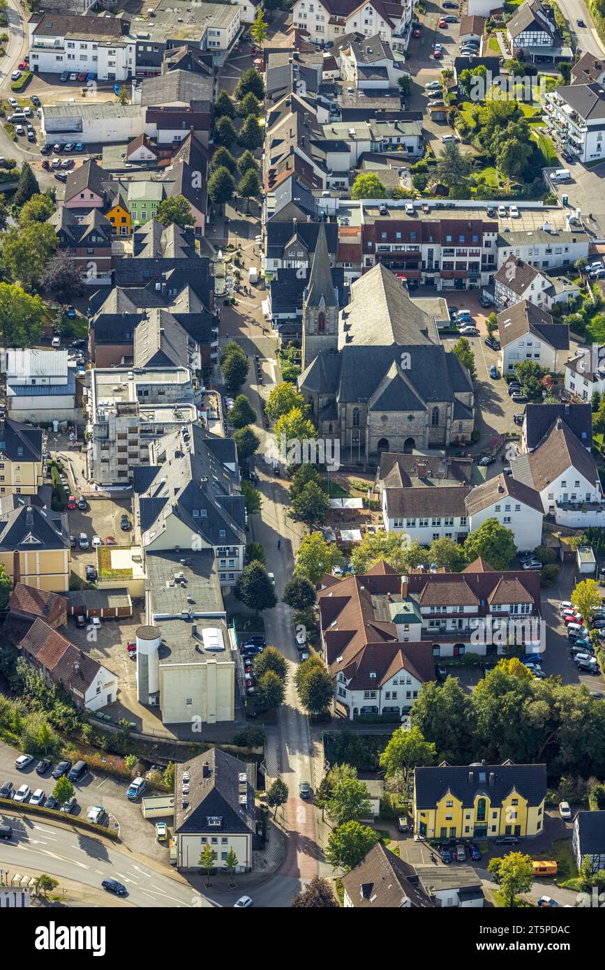 Vista aerea, centro città con la strada principale della zona pedonale e viale alberato, St Chiesa di Johannes, Sundern, Sauerland, Renania settentrionale-Vestfalia, germe Foto Stock