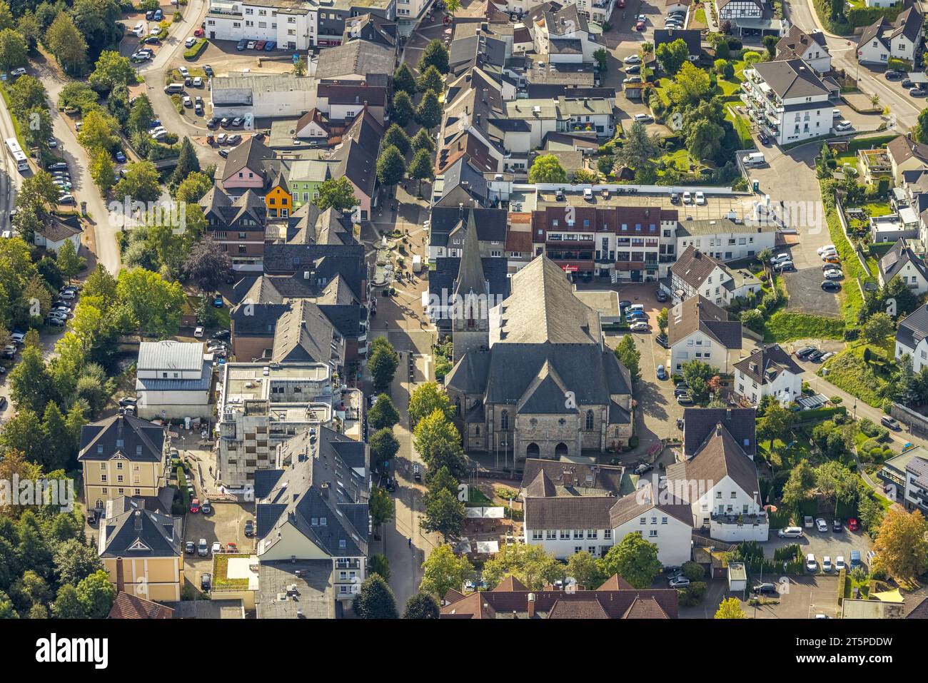 Vista aerea, centro città con la strada principale della zona pedonale e viale alberato, St Chiesa di Johannes, Sundern, Sauerland, Renania settentrionale-Vestfalia, germe Foto Stock