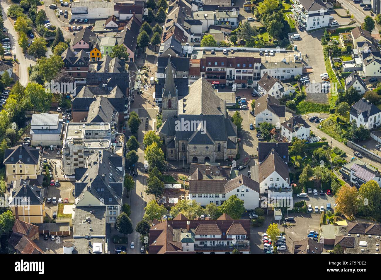 Vista aerea, centro città con la strada principale della zona pedonale e viale alberato, St Johannes Church, Sundern, Sauerland, Renania settentrionale-Vestfalia, Germ Foto Stock