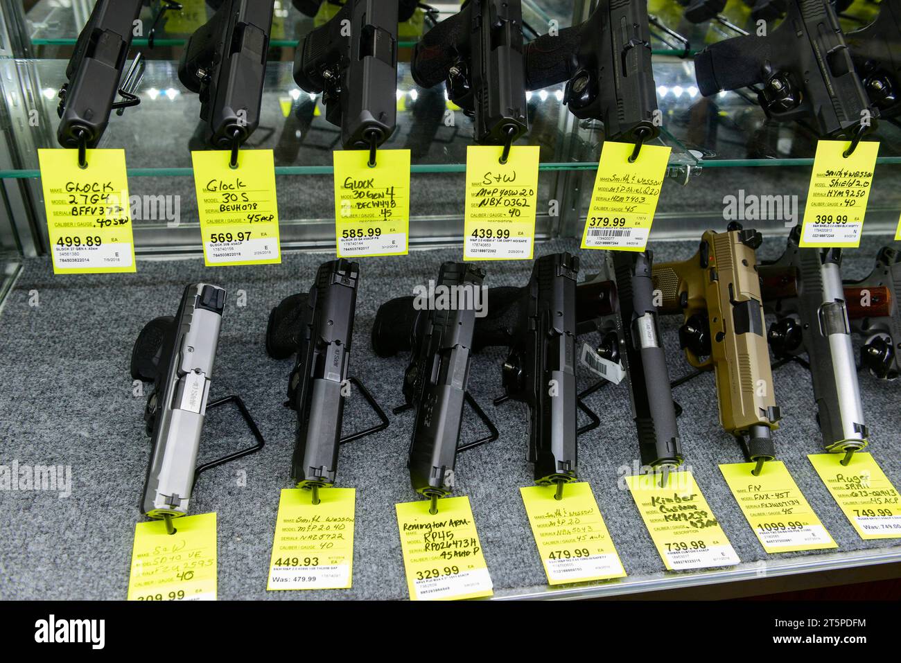 USA, vendita di armi USA, Virginia, Town Front Royal, dipartimento armi nel supermercato rurale King, vendita di pistole come Glock, Smith and Wesson, Remington, Kimber, Ruger *** USA, Virginia, Kleinstadt Front Royal, Waffen Abteilung im Supermarkt Rural King, Verkauf von Pistolen Glock, Smith and Wesson, Remington, Kimber, Ruger Front Royal Virginia USA Credit: Imago/Alamy Live News Foto Stock