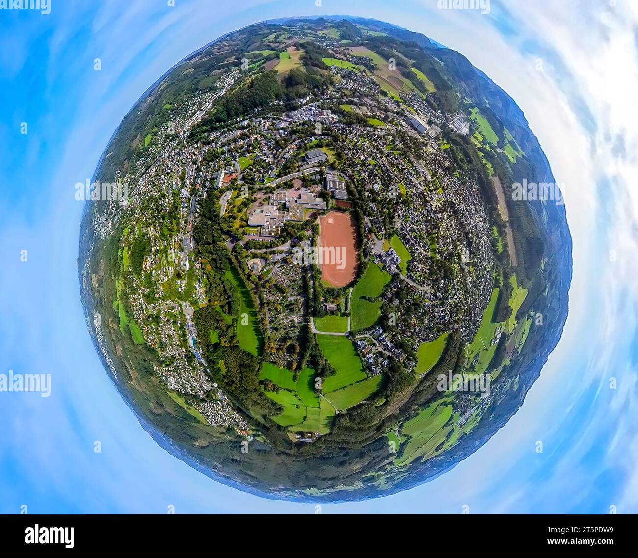Vista aerea, collina scolastica con campo sportivo Hoher Weg, centro scolastico Sundern, globo terrestre, immagine fisheye, immagine a 360 gradi, piccolo mondo, Sundern, Sauerl Foto Stock