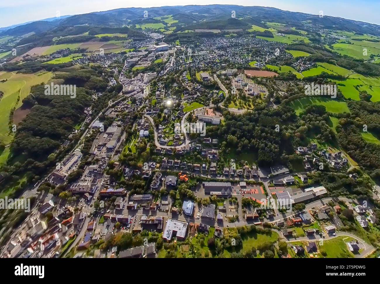 Vista aerea, collina scolastica con campo sportivo Hoher Weg, centro scolastico Sundern, globo terrestre, immagine fisheye, immagine a 360 gradi, piccolo mondo, Sundern, Sauerl Foto Stock